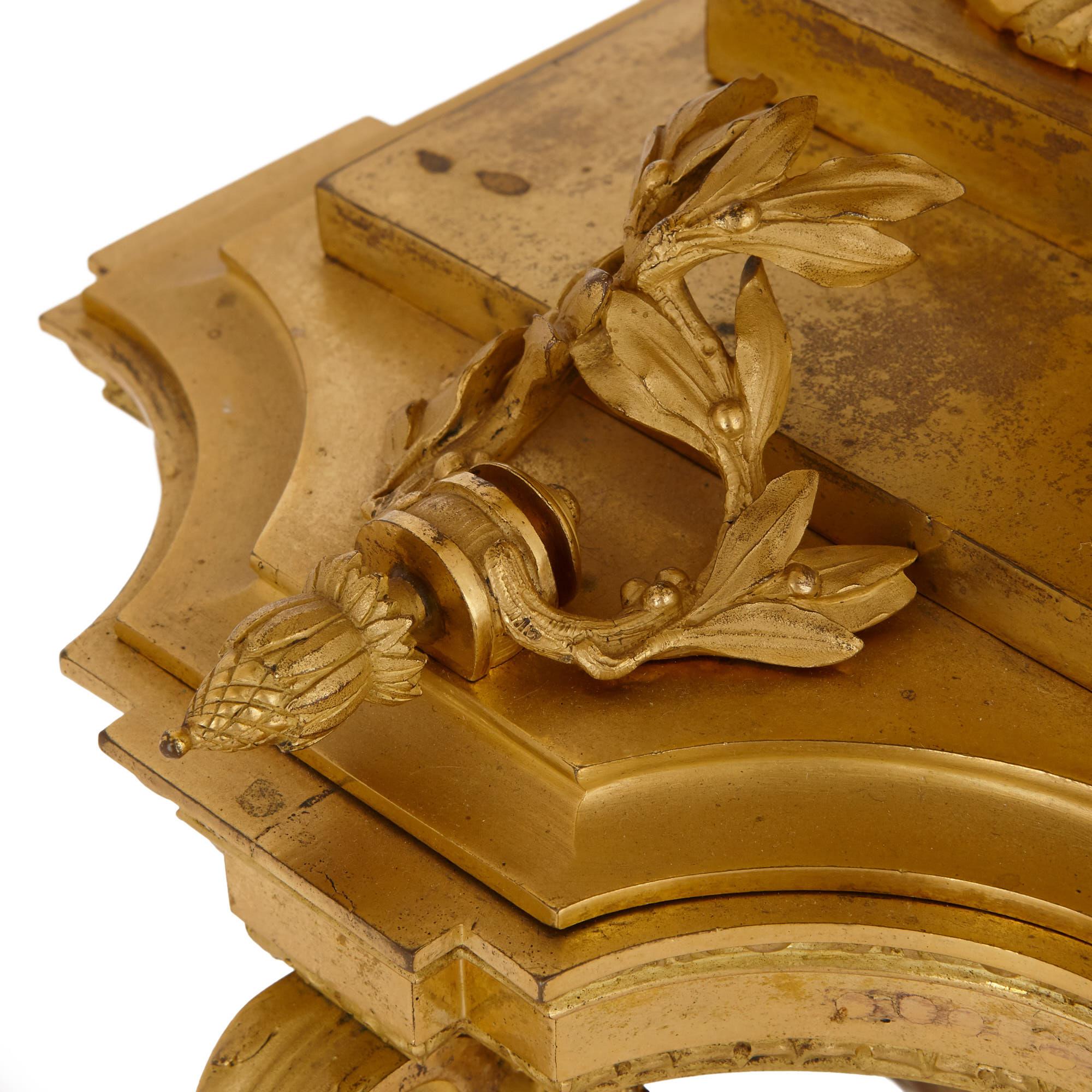 Doré Pendule de cheminée ancienne de style néoclassique en bronze doré en vente