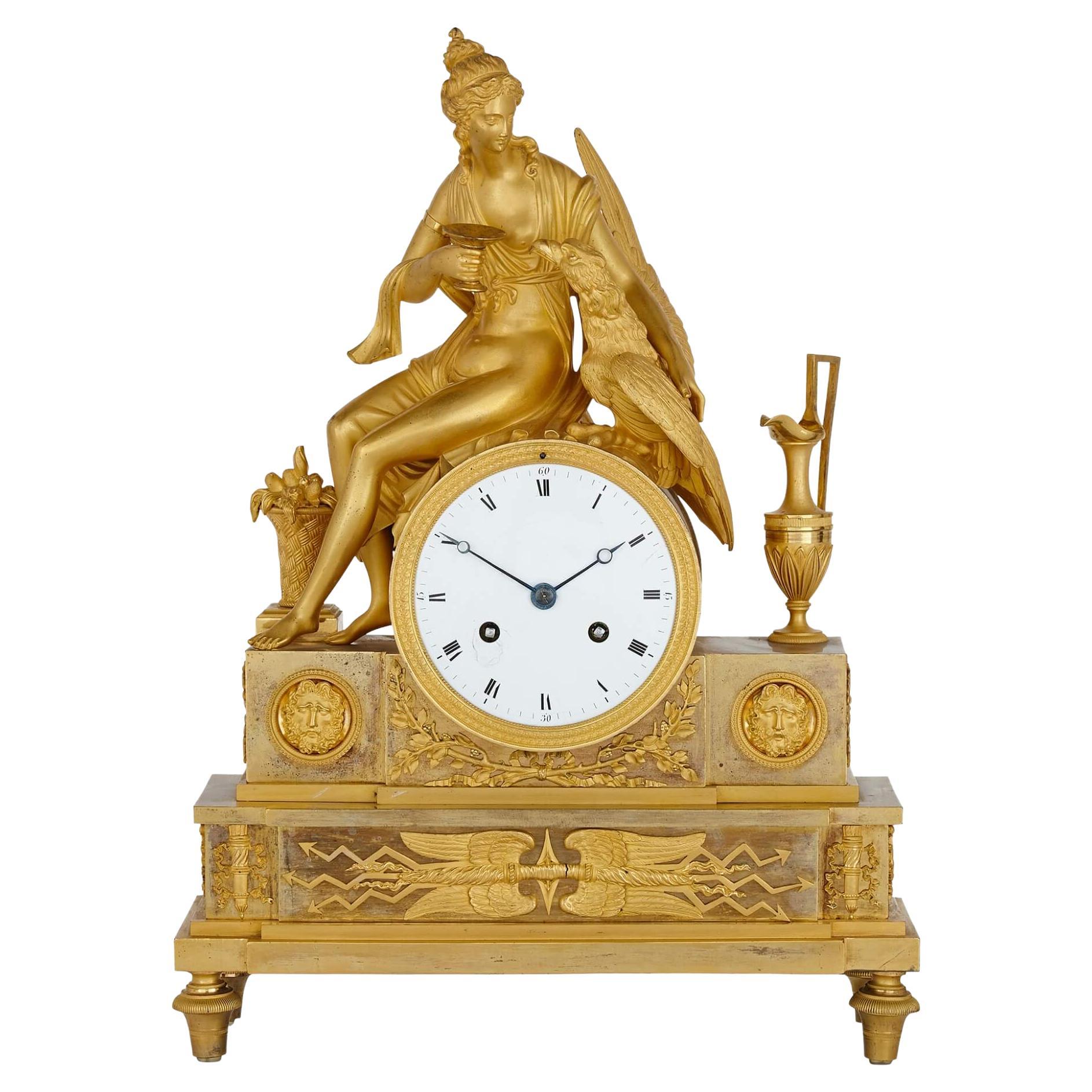 Pendule de cheminée ancienne de style néoclassique en bronze doré en vente
