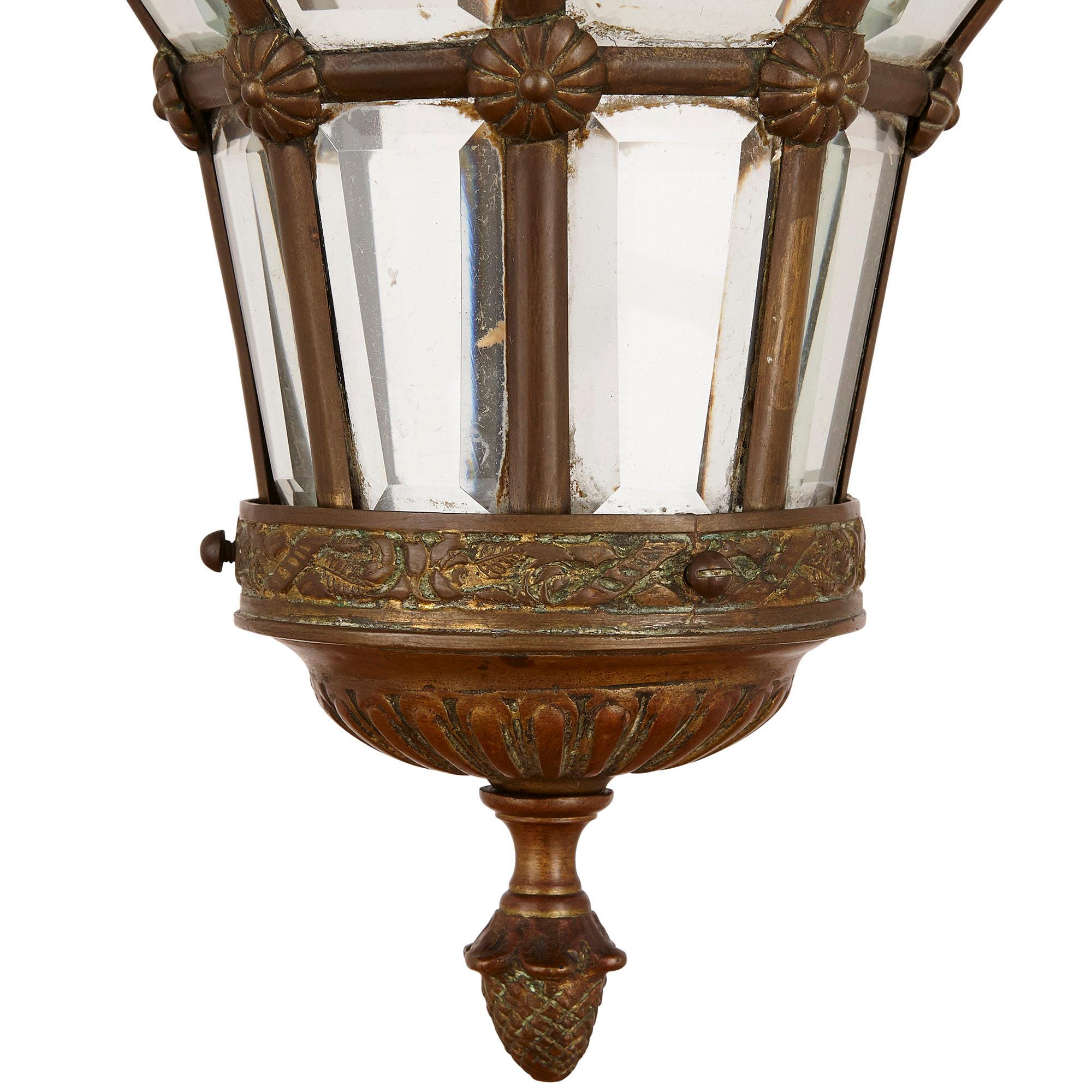 Français Lanterne de style néoclassique ancien en verre et bronze doré en vente