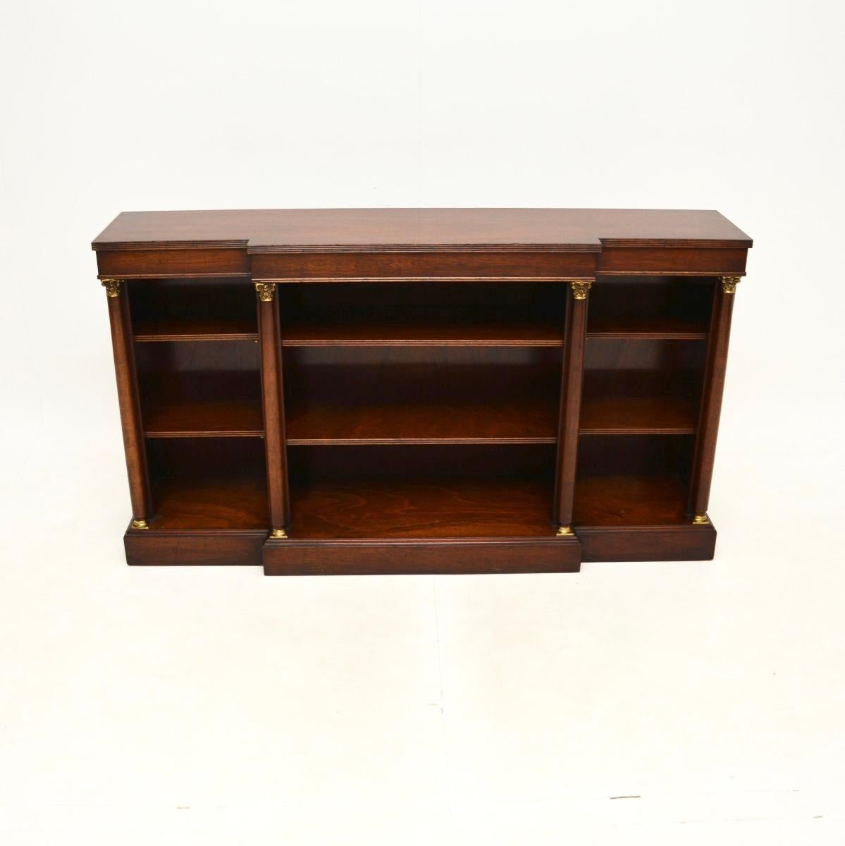 Une bibliothèque ouverte de style néoclassique, élégante et de belle facture. Il a été fabriqué en Angleterre et date des années 1930.

La qualité est superbe, le design de la façade est charmant et la taille est très utile. Les proportions sont
