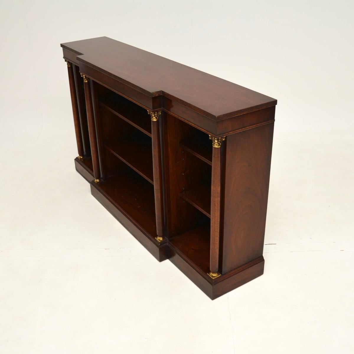 Britannique Bibliothèque ouverte de style néoclassique antique en vente