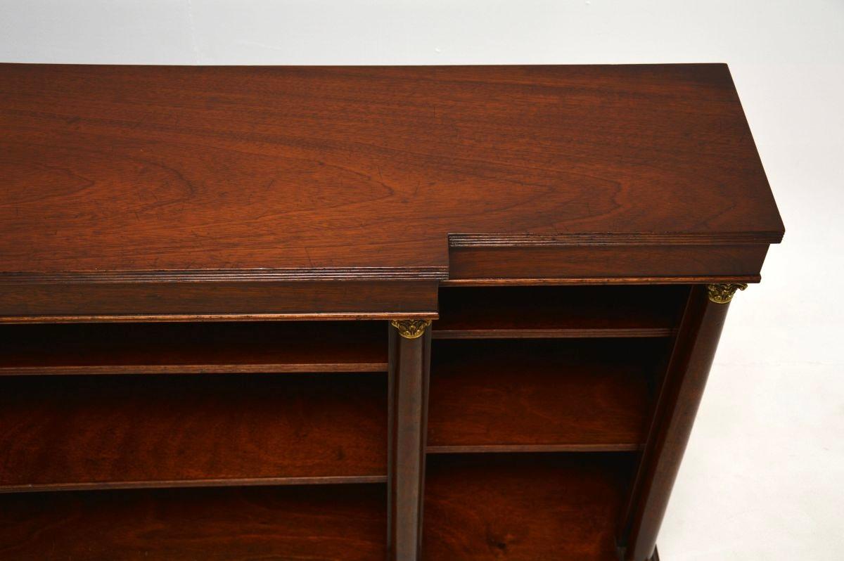 Milieu du XXe siècle Bibliothèque ouverte de style néoclassique antique en vente