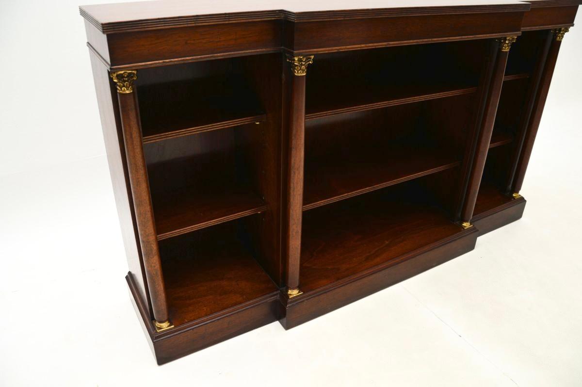 Bois Bibliothèque ouverte de style néoclassique antique en vente