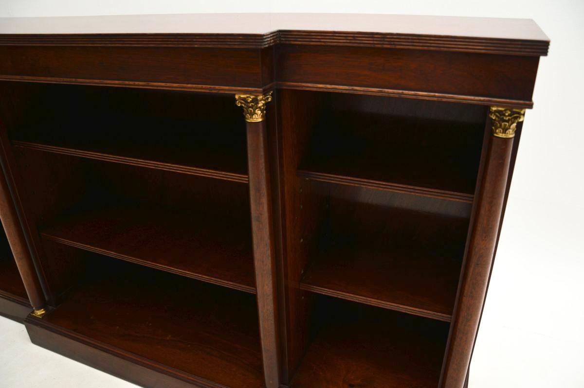 Bibliothèque ouverte de style néoclassique antique en vente 1