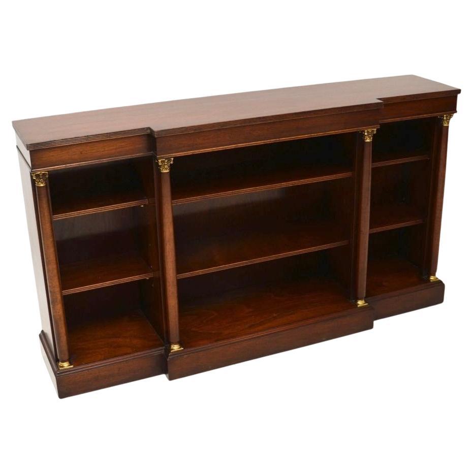 Librería abierta antigua de estilo neoclásico