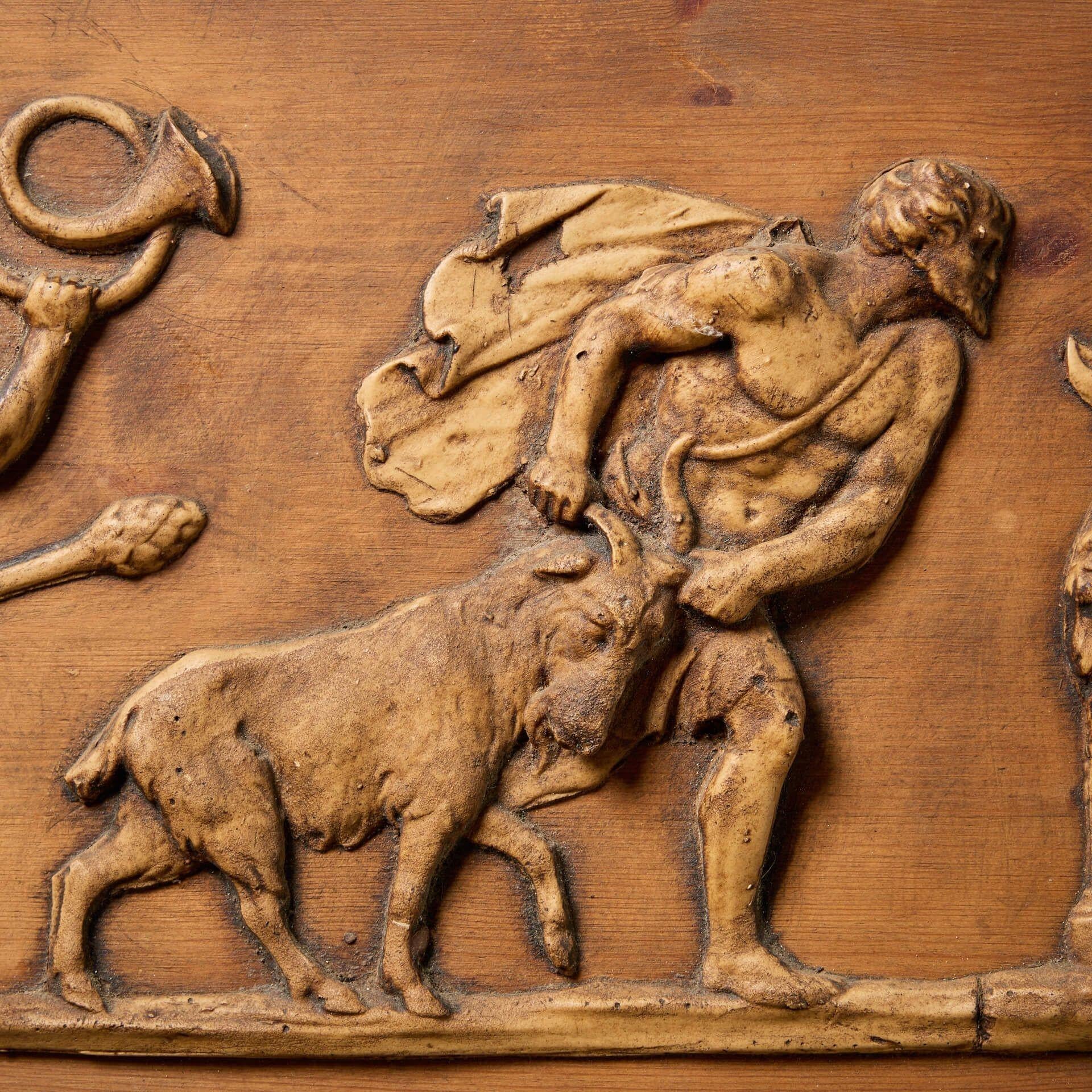Anglais Panneau ancien en pin et composition sculpté de style néoclassique en vente