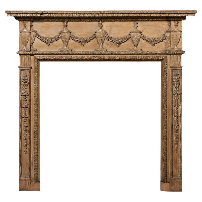 Antico caminetto di pino in stile neoclassico