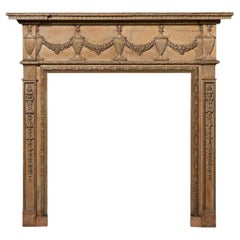 Antiker Kaminsims aus Kiefer im neoklassischen Stil