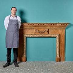 Antico caminetto in pino in stile neoclassico