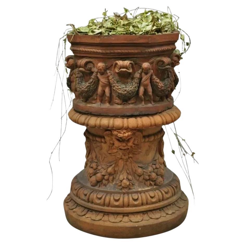 Ancienne jardinière de jardin néoclassique sur piédestal avec figures de chérubins