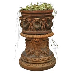Ancienne jardinière de jardin néoclassique sur piédestal avec figures de chérubins