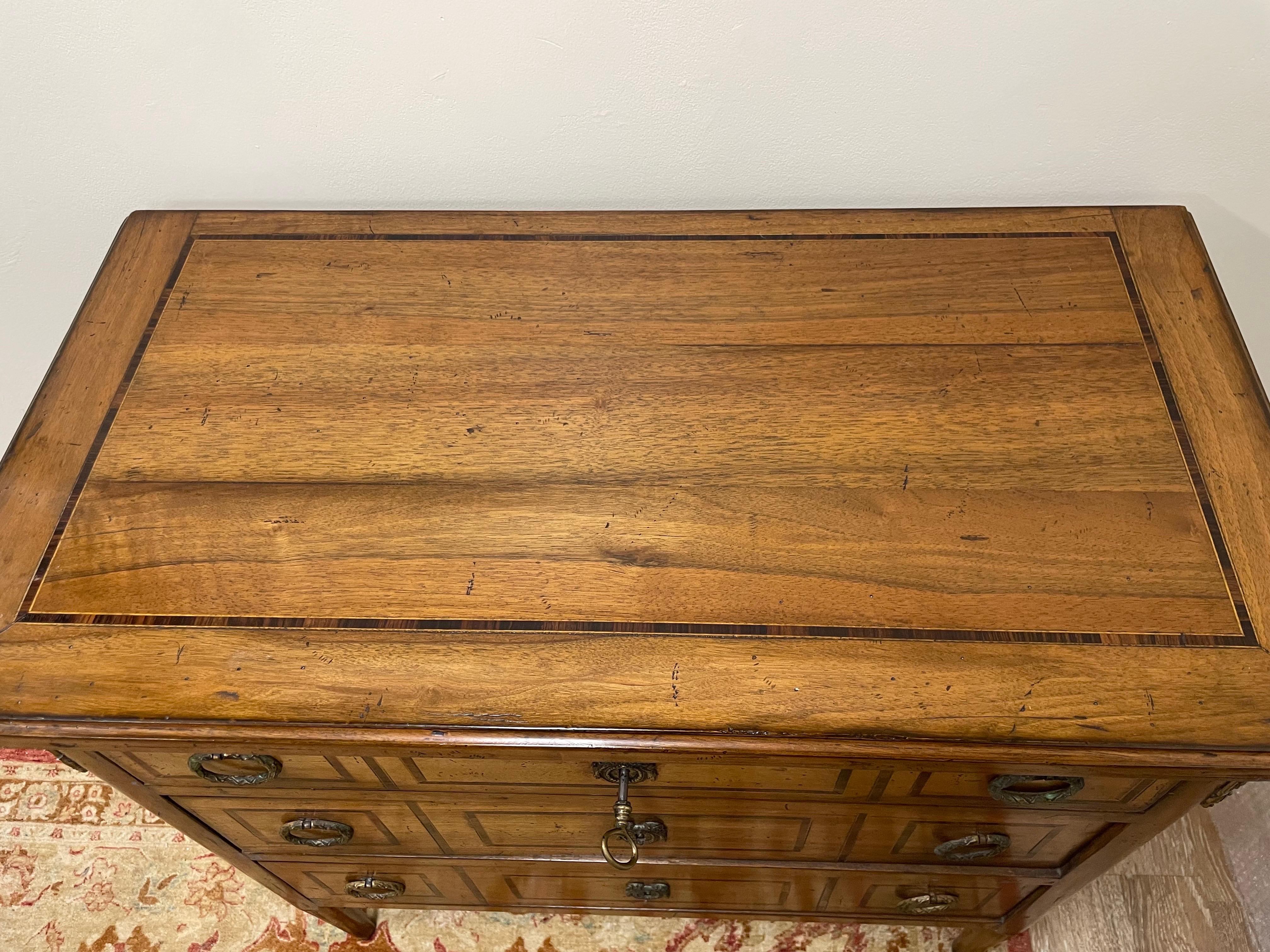 Antico cassettone neoclassico a tre cassetti in vendita 3