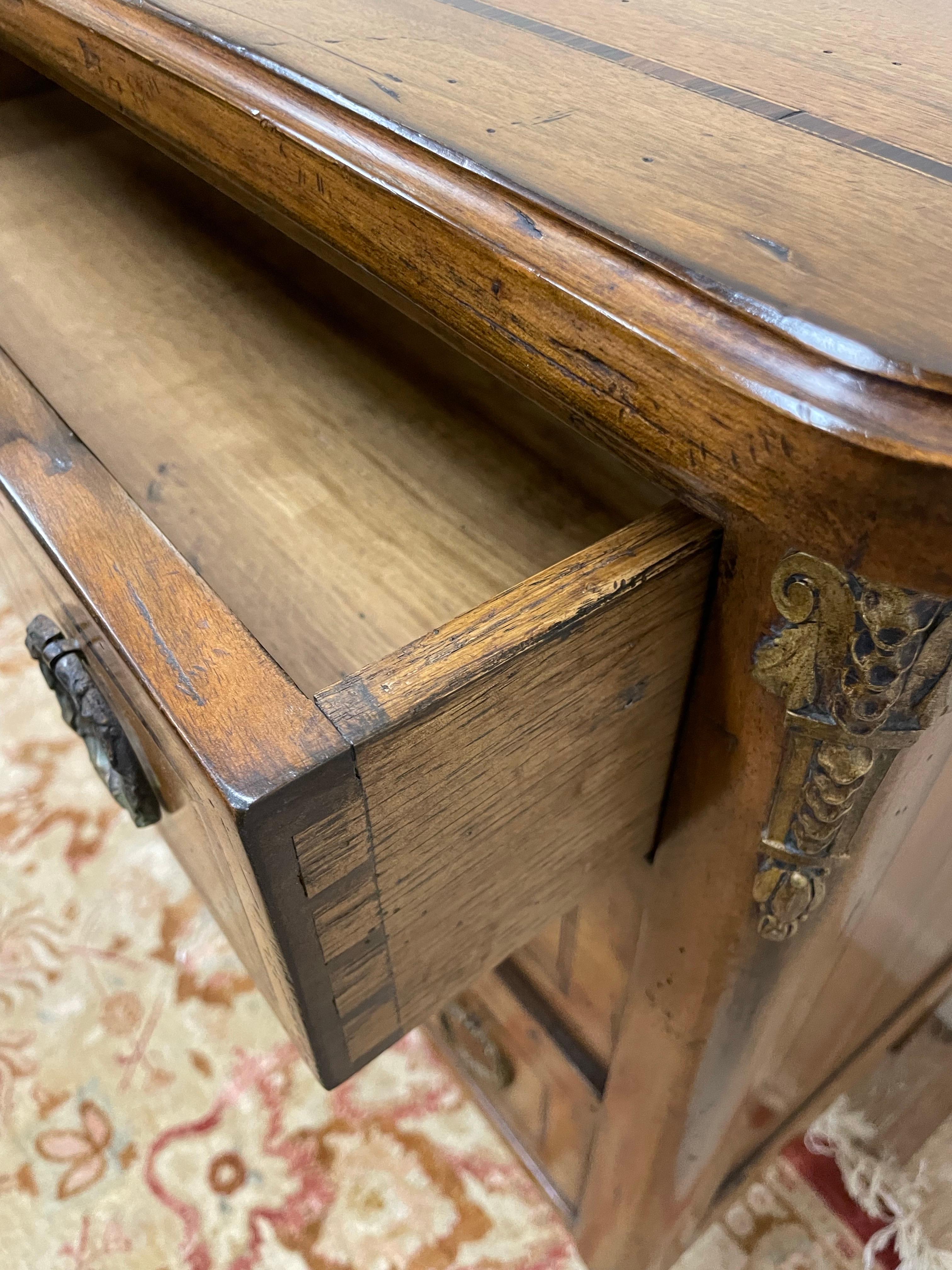 Antico cassettone neoclassico a tre cassetti in vendita 4