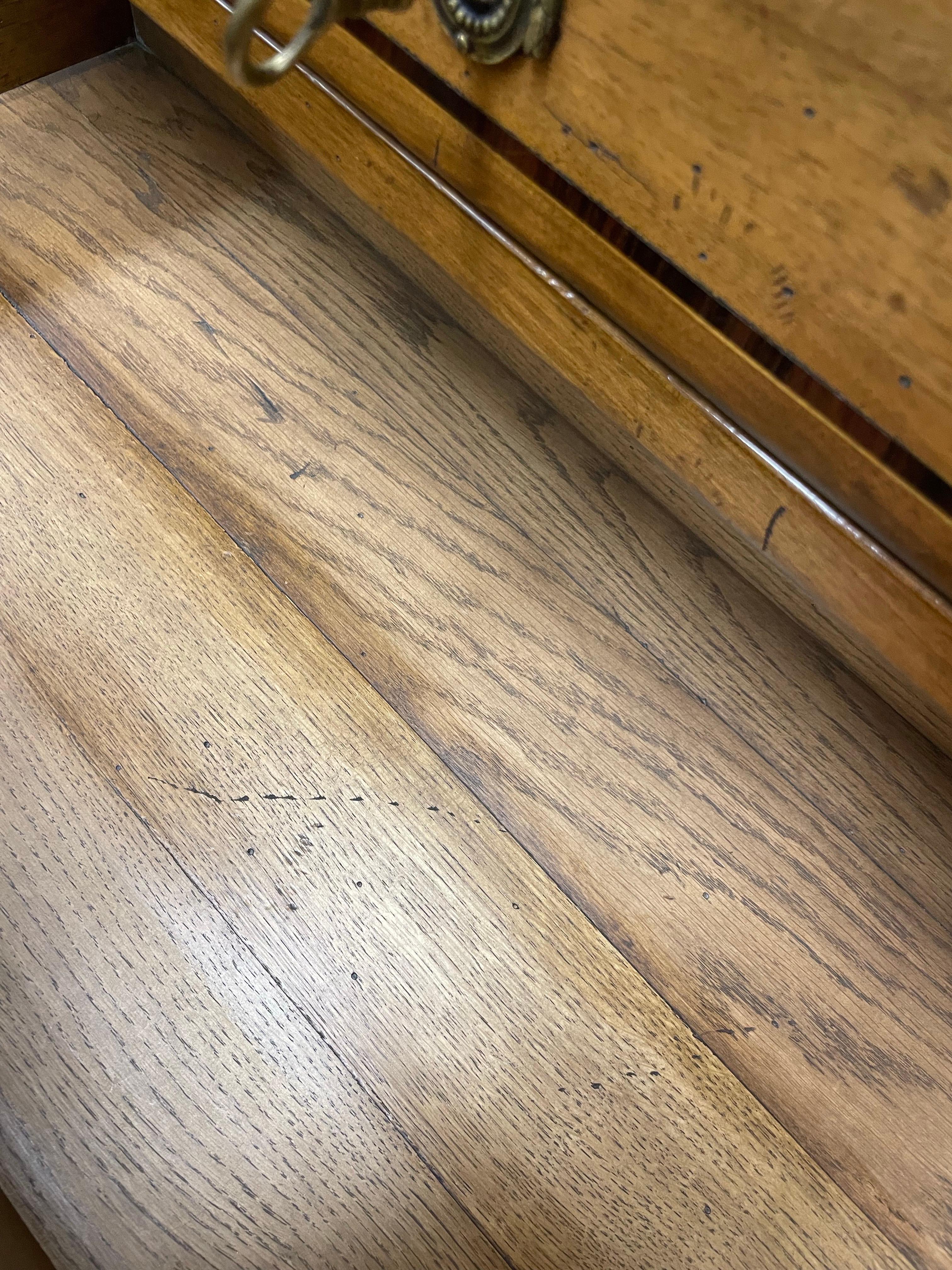 Antico cassettone neoclassico a tre cassetti in vendita 6