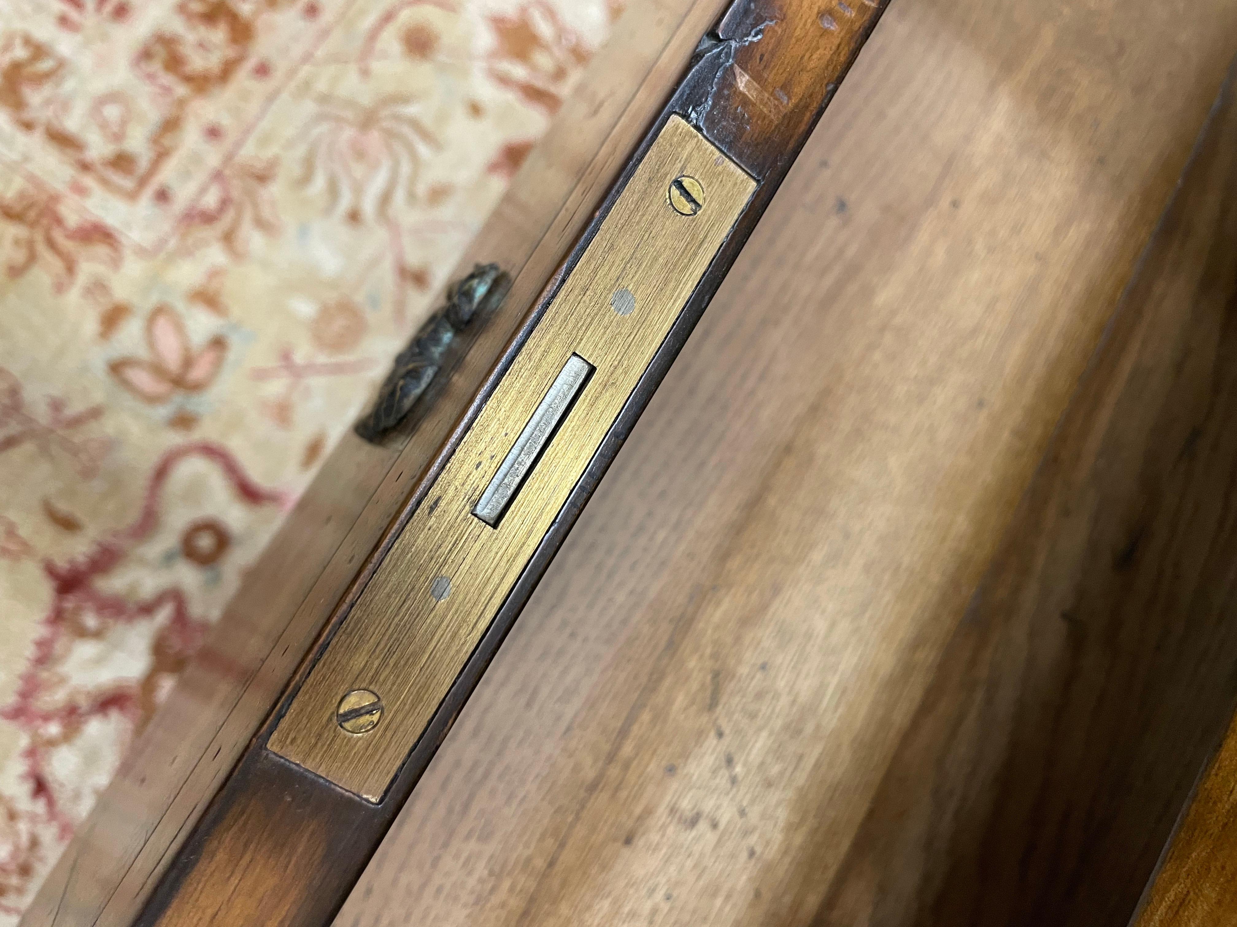 Antico cassettone neoclassico a tre cassetti in vendita 7