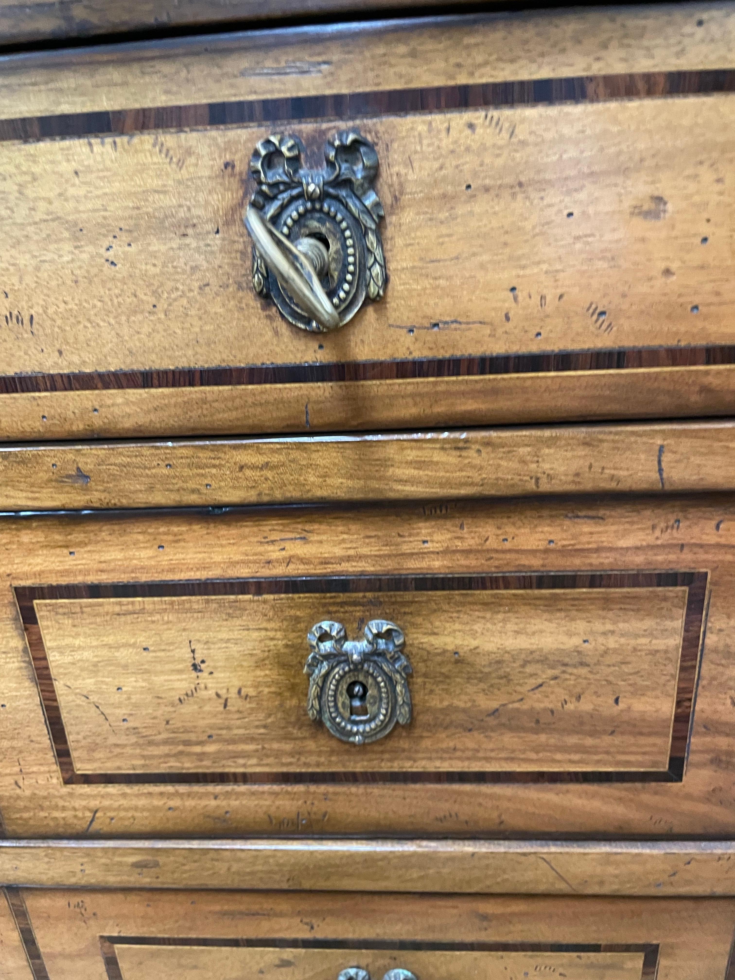 Neoclassico Antico cassettone neoclassico a tre cassetti in vendita