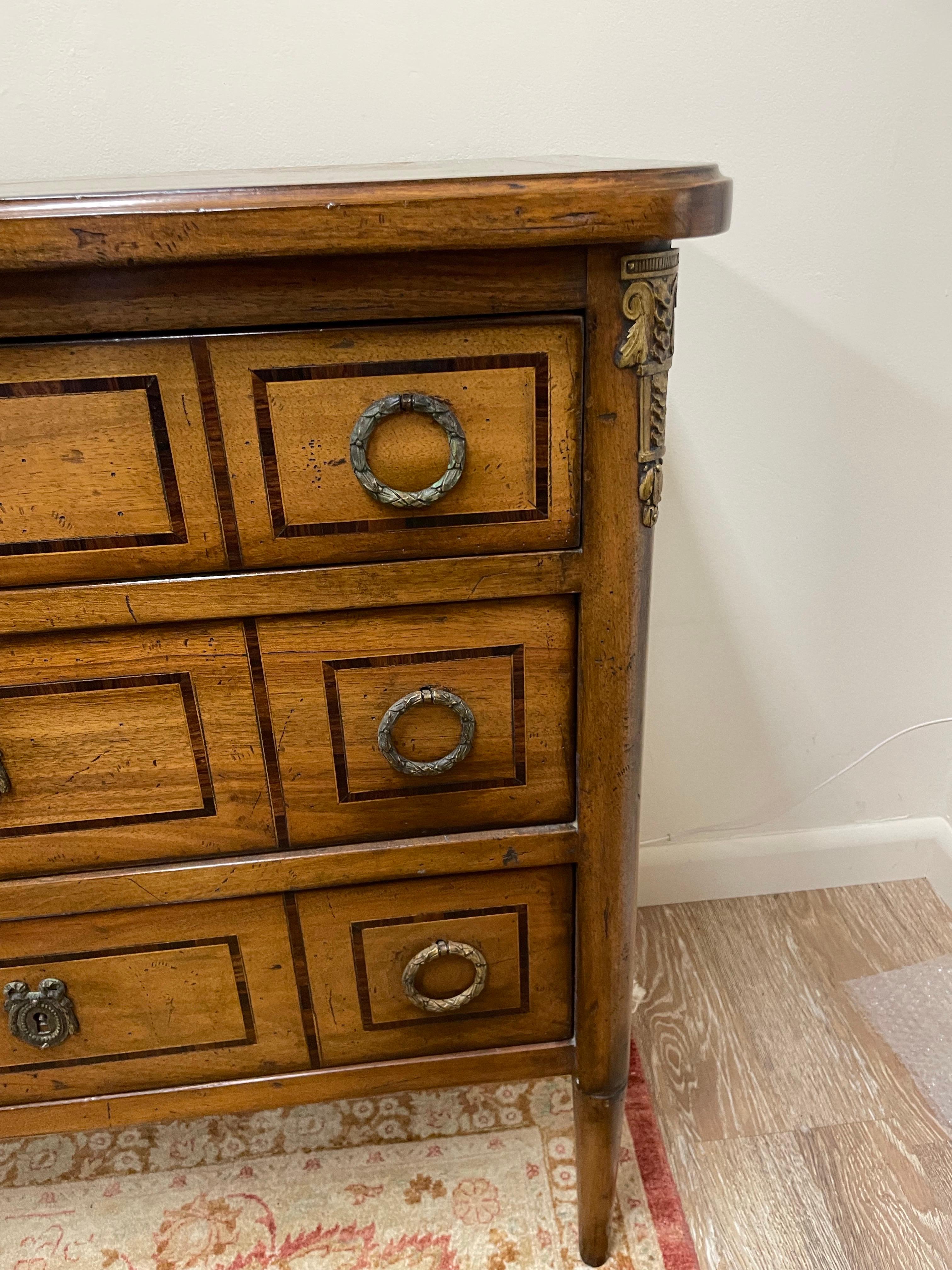 Francese Antico cassettone neoclassico a tre cassetti in vendita