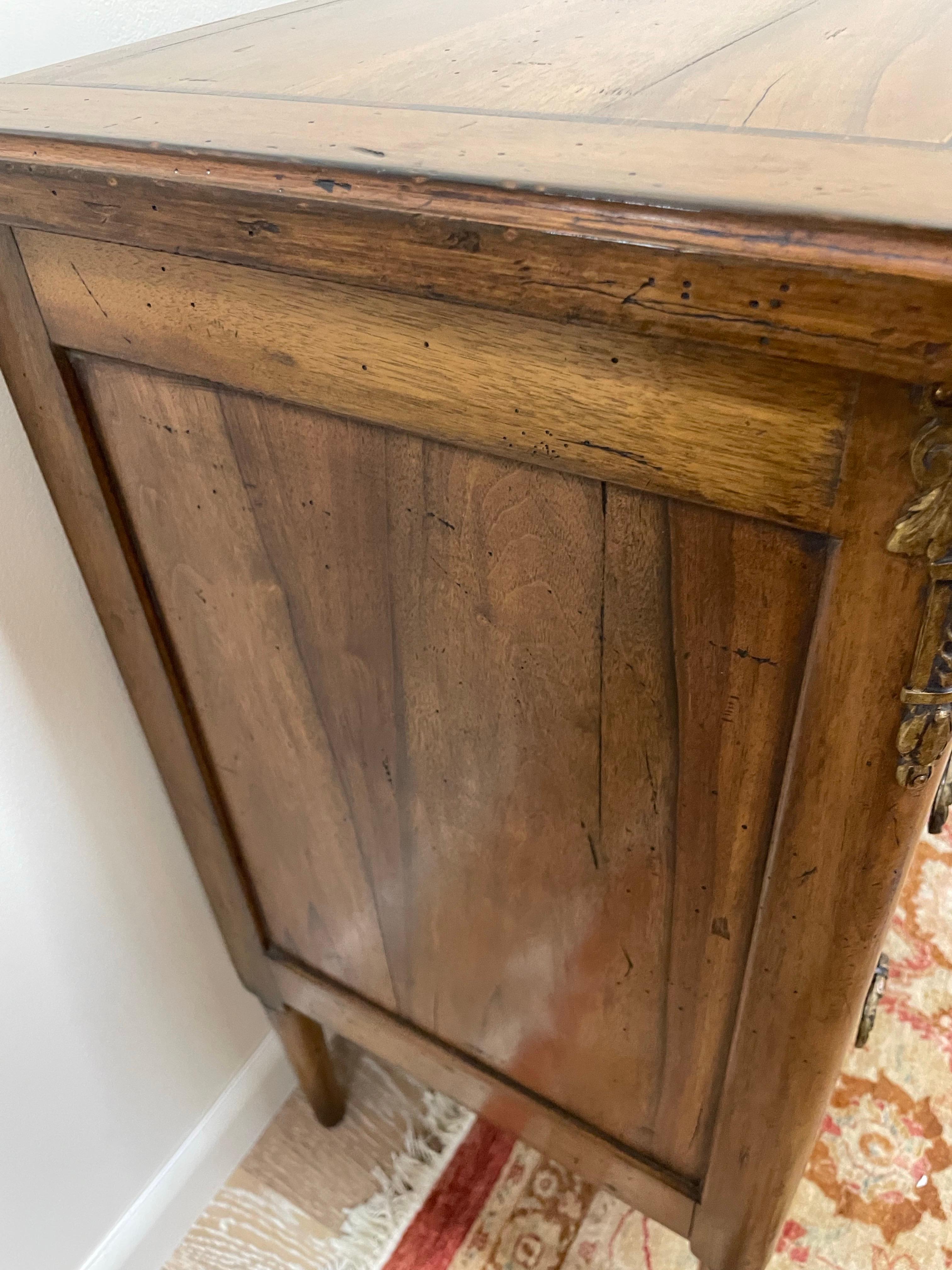 Antico cassettone neoclassico a tre cassetti In condizioni buone in vendita a West Palm Beach, FL