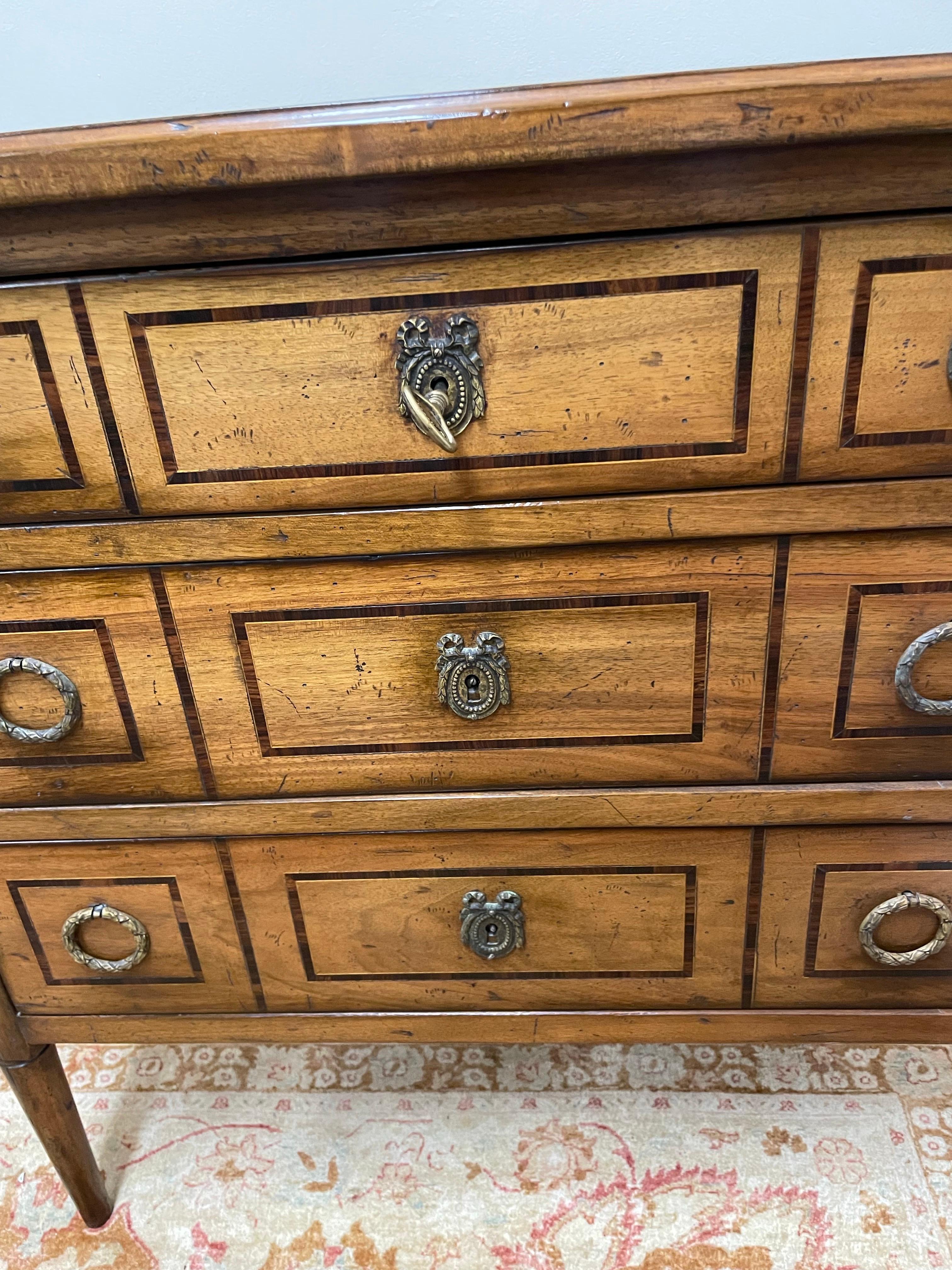 XIX secolo Antico cassettone neoclassico a tre cassetti in vendita