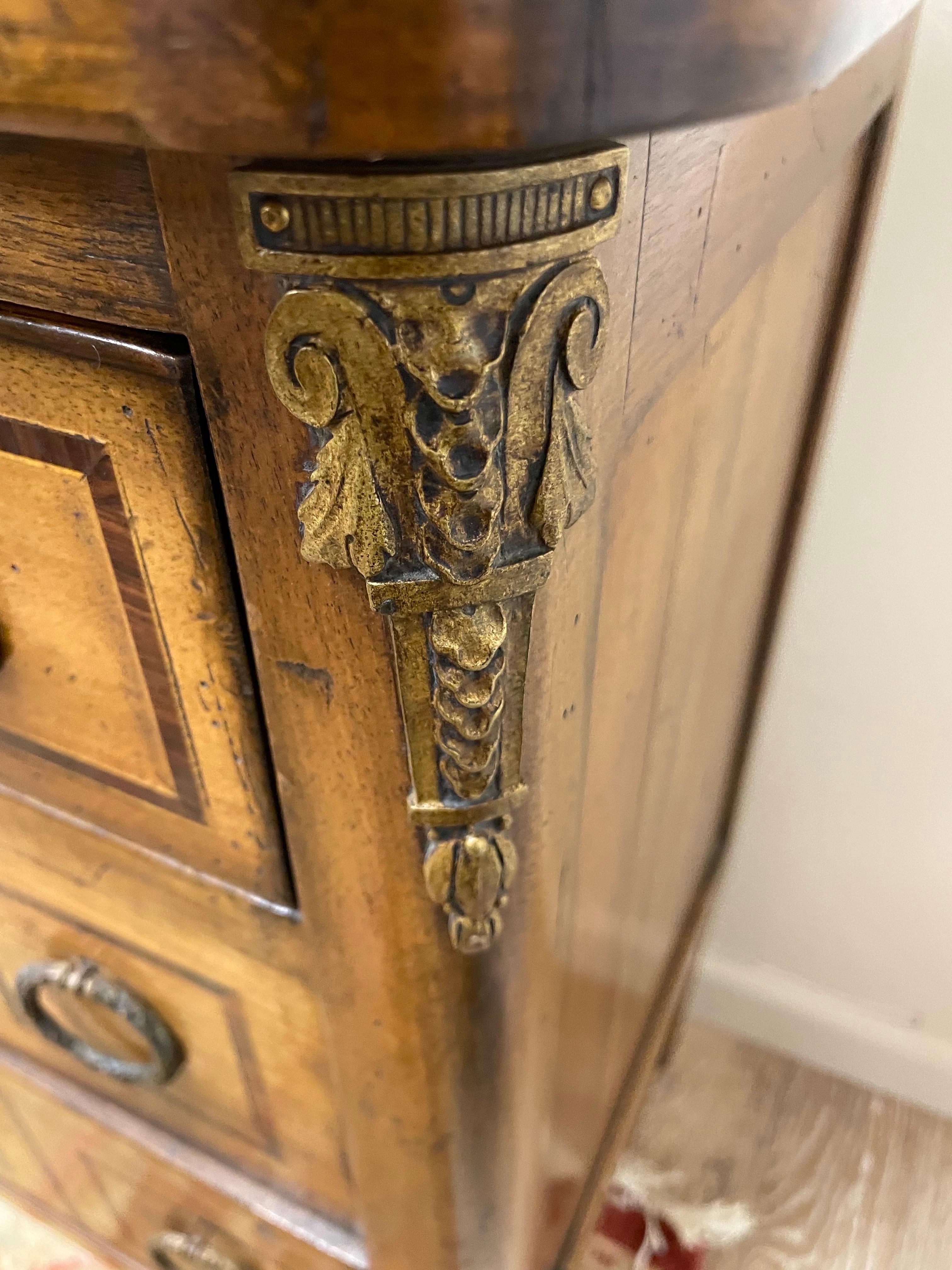 Noce Antico cassettone neoclassico a tre cassetti in vendita