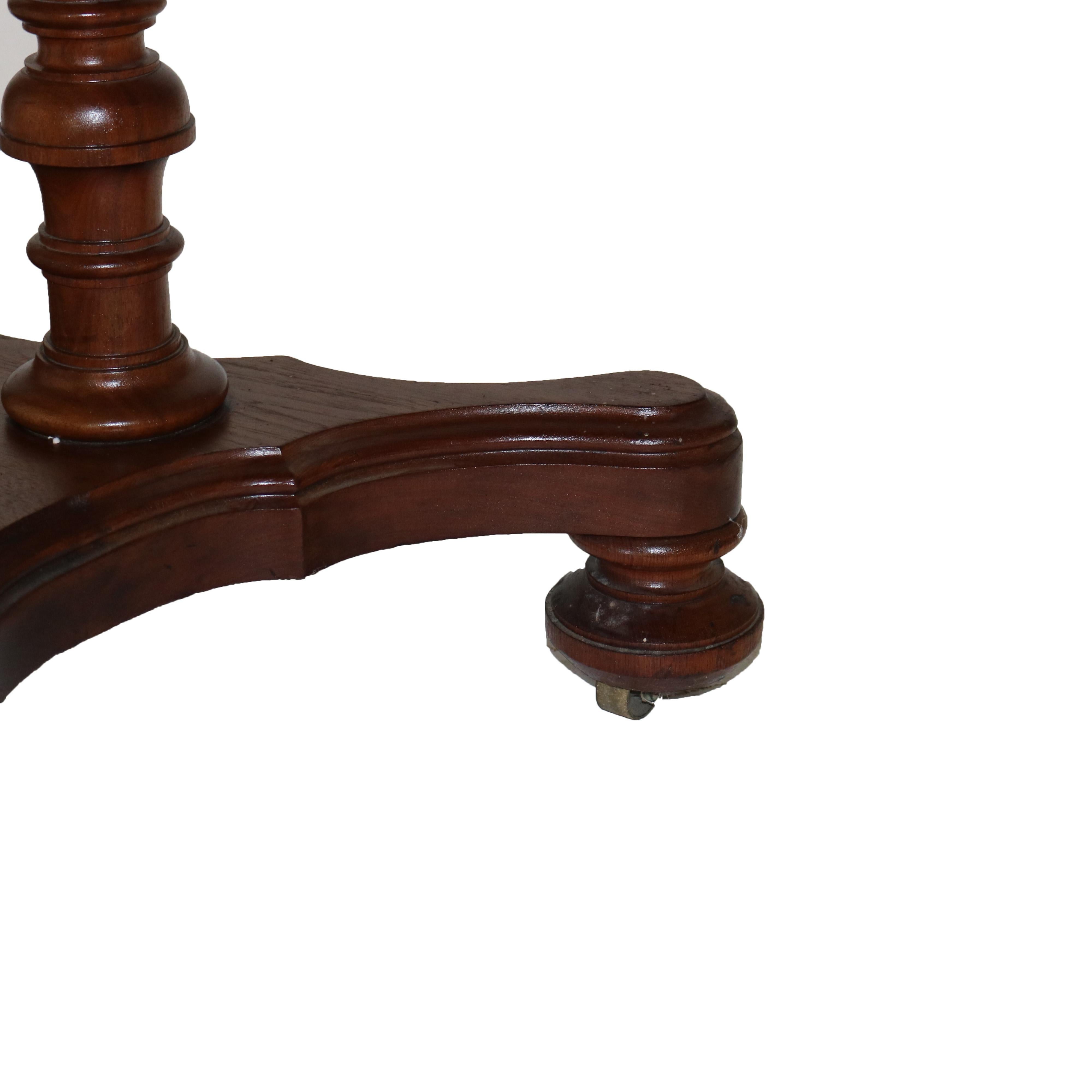 Table centrale ancienne néoclassique en noyer avec base à colonnes tournées C1900 en vente 5