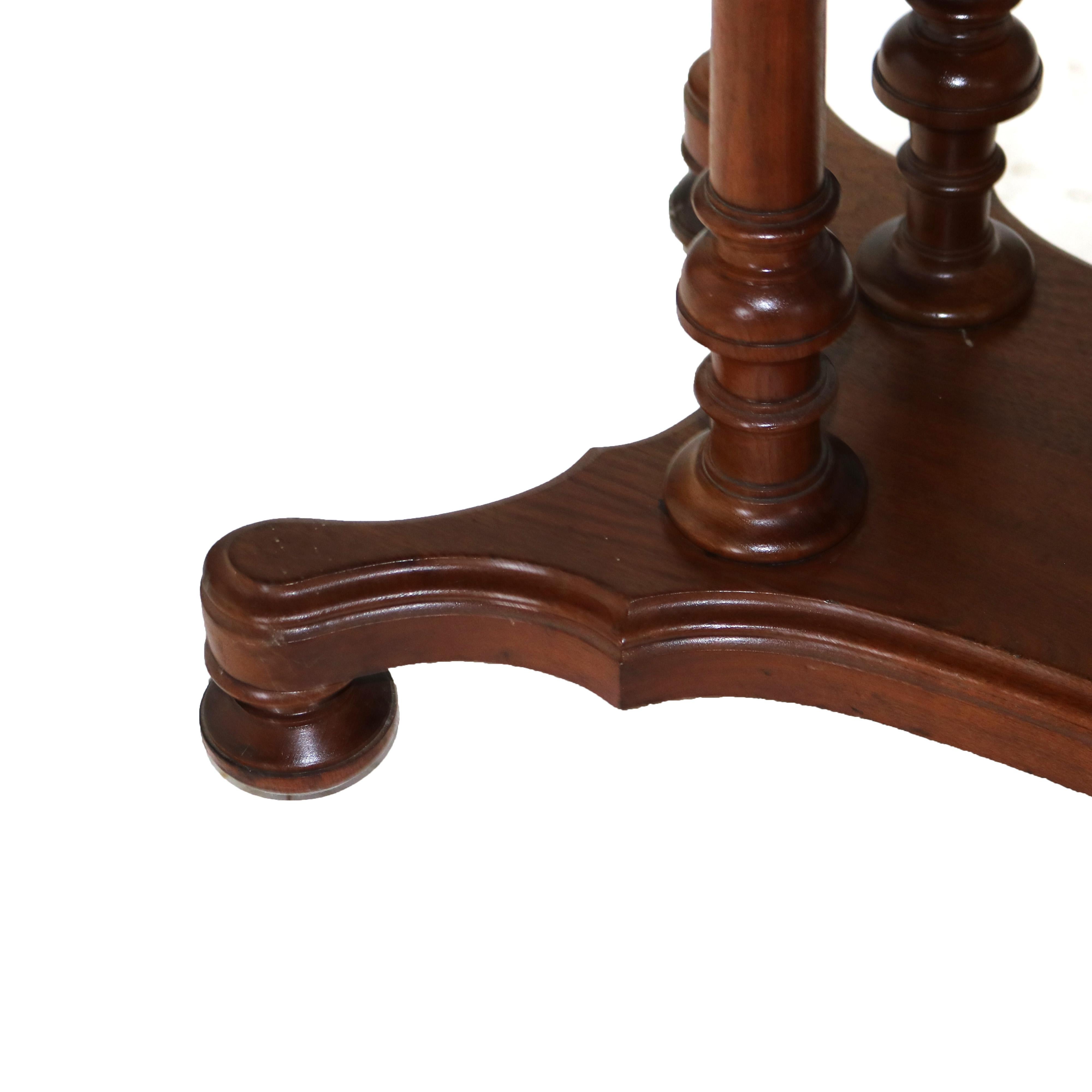 Noyer Table centrale ancienne néoclassique en noyer avec base à colonnes tournées C1900 en vente