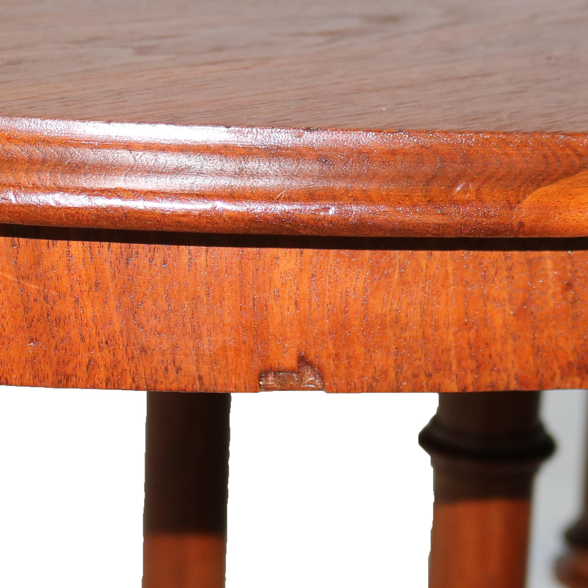 Table centrale ancienne néoclassique en noyer avec base à colonnes tournées C1900 en vente 2