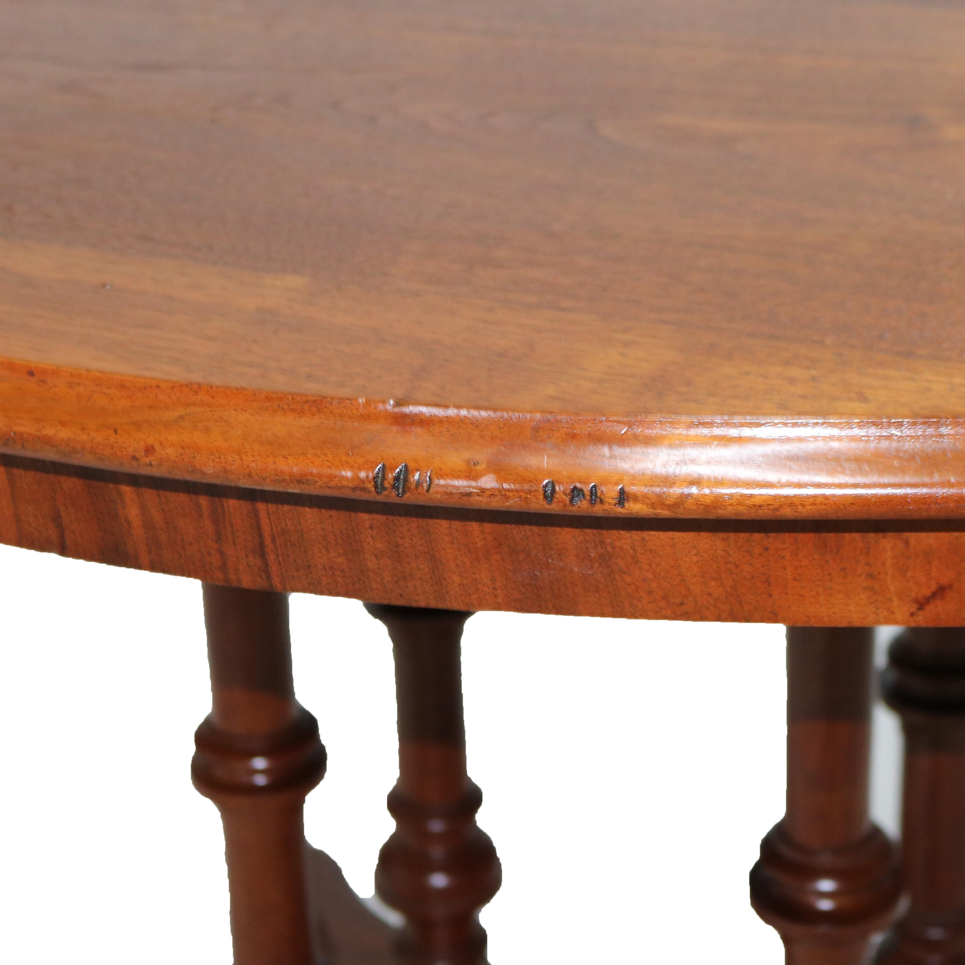 Table centrale ancienne néoclassique en noyer avec base à colonnes tournées C1900 en vente 4