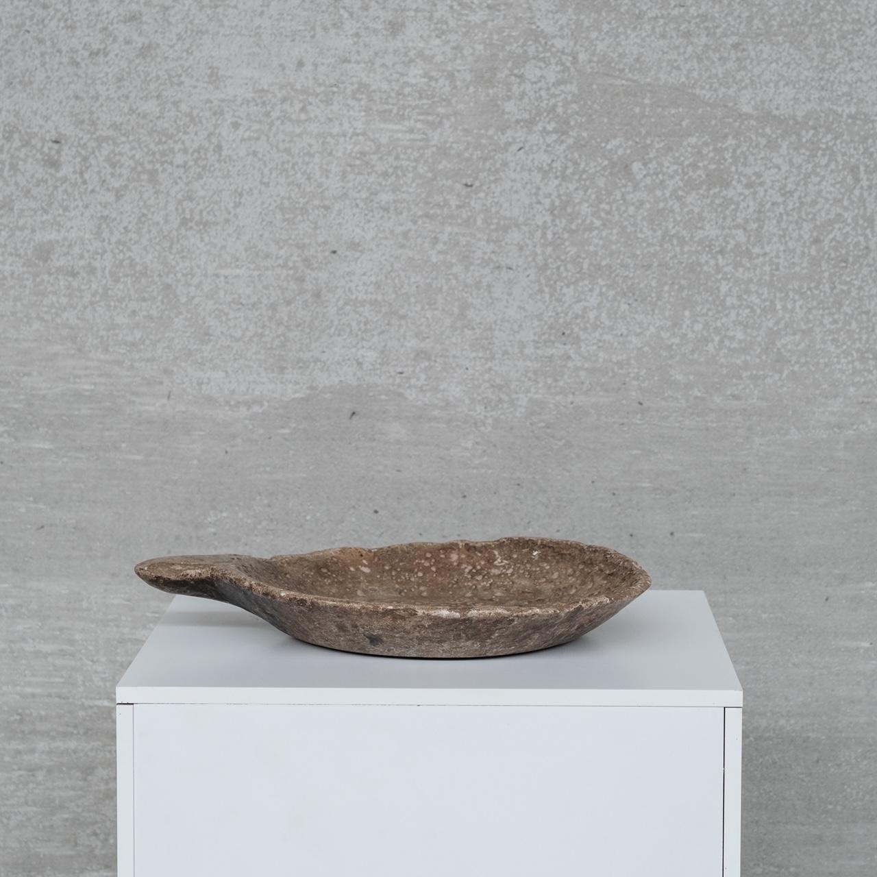 Plato o cuenco primitivo de piedra.

Nepal, hacia 1920.

Piedra picada.

Estilo wabi-sabi.

Buen estado vintage.

Ref. interna: 24/04/24/007.

Localización: Galería de Bélgica.

Dimensiones: 41 An x 34 Pr x 6 Al en cm.

Entrega: POA

Podemos