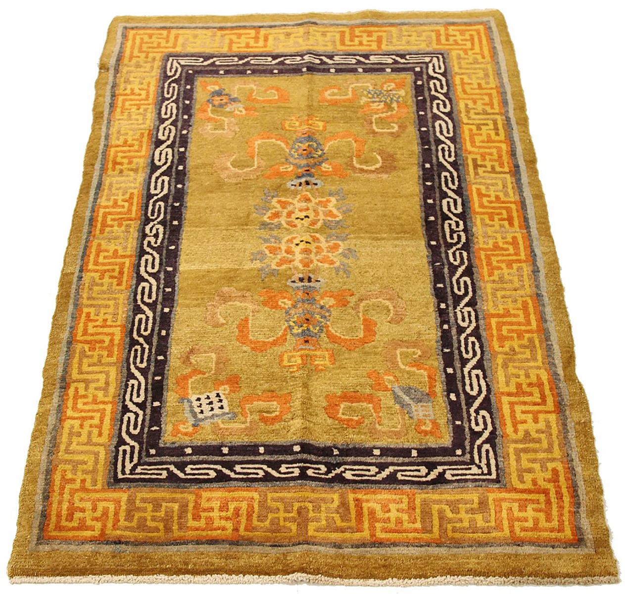 Antiker nepalesischer Teppich, handgewebt aus feinster Schafswolle und gefärbt mit natürlichen Pflanzenfarben, die für Menschen und Haustiere unbedenklich sind. Es handelt sich um ein traditionelles nepalesisches, modernes Design mit floralen und