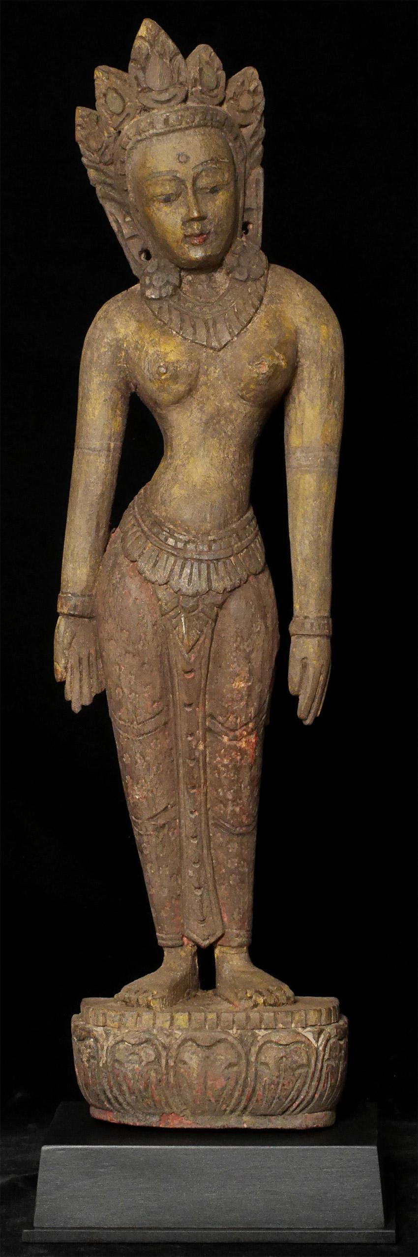 Antike Nepalesische Tara, wahrscheinlich 17.-18. Jahrhundert, 8010 (Handgeschnitzt) im Angebot