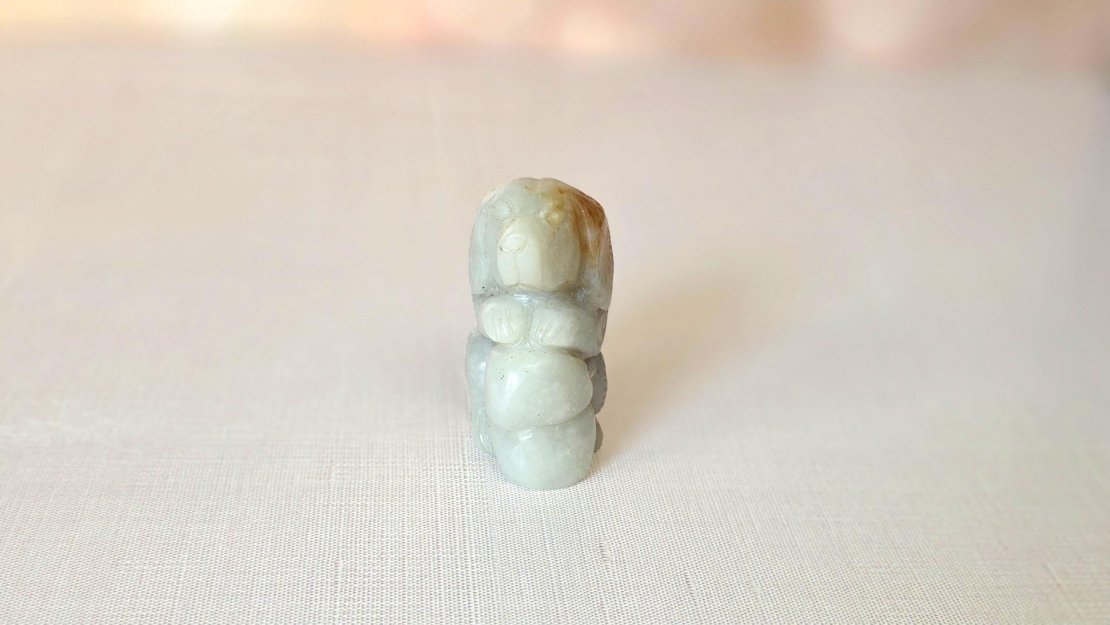 Antike Nephrit-Jade-Hund-Figur Grau-Grün mit rostroten Highlights (Kunsthandwerker*in) im Angebot
