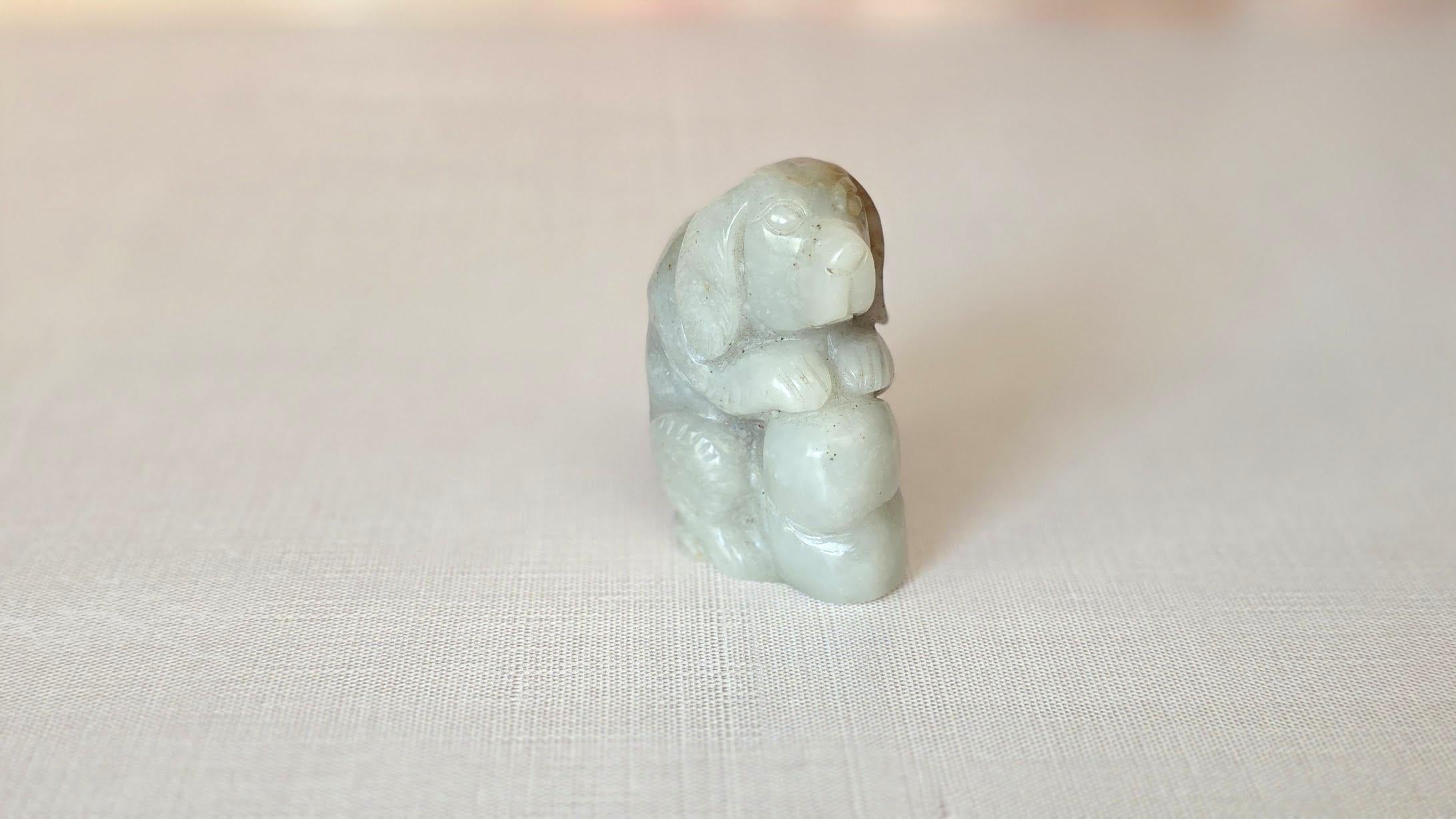 Antike Nephrit-Jade-Hund-Figur Grau-Grün mit rostroten Highlights (Gemischter Schliff) im Angebot