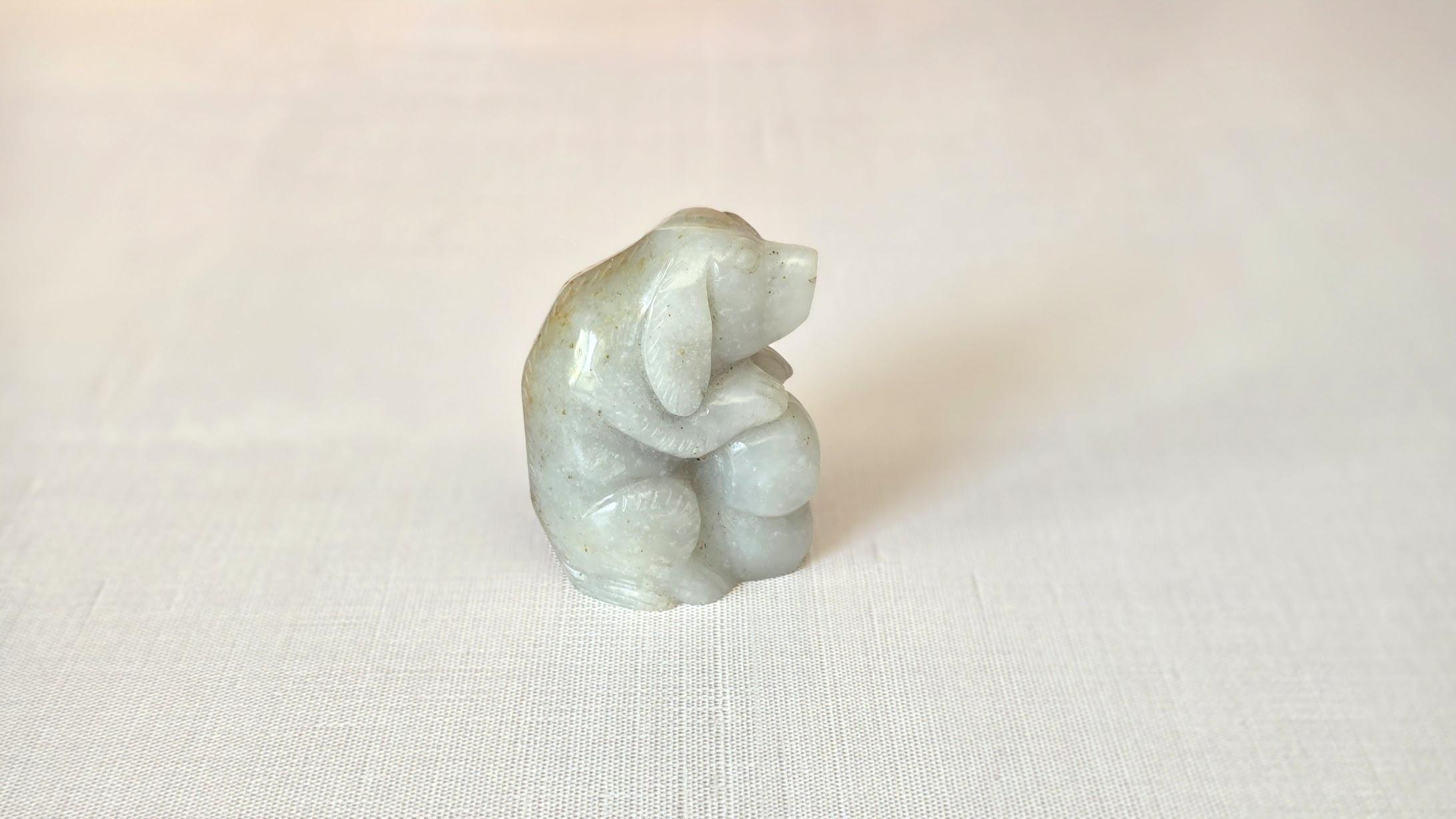 Antike Nephrit-Jade-Hund-Figur Grau-Grün mit rostroten Highlights für Damen oder Herren im Angebot