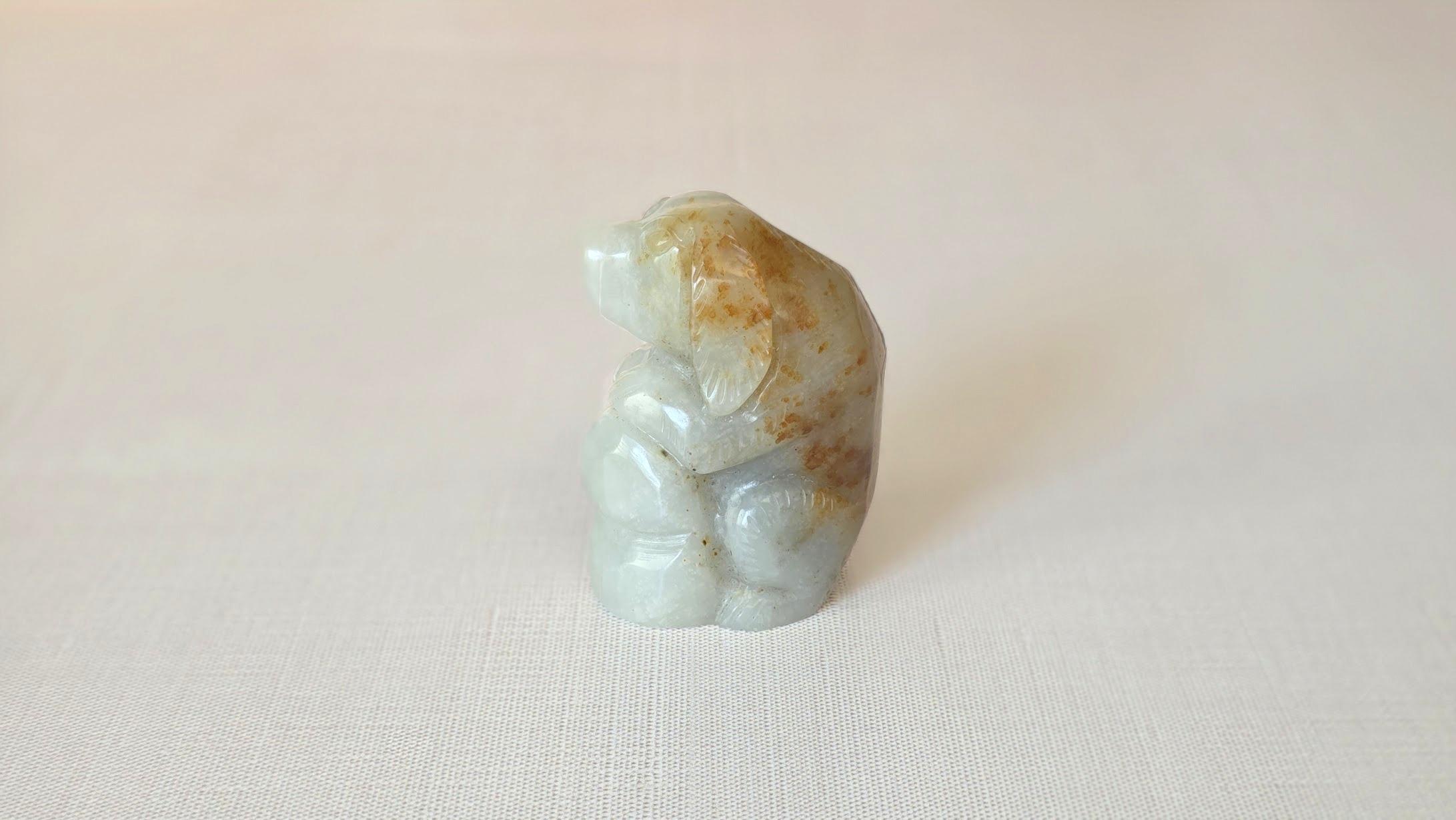 Antike Nephrit-Jade-Hund-Figur Grau-Grün mit rostroten Highlights im Angebot 1