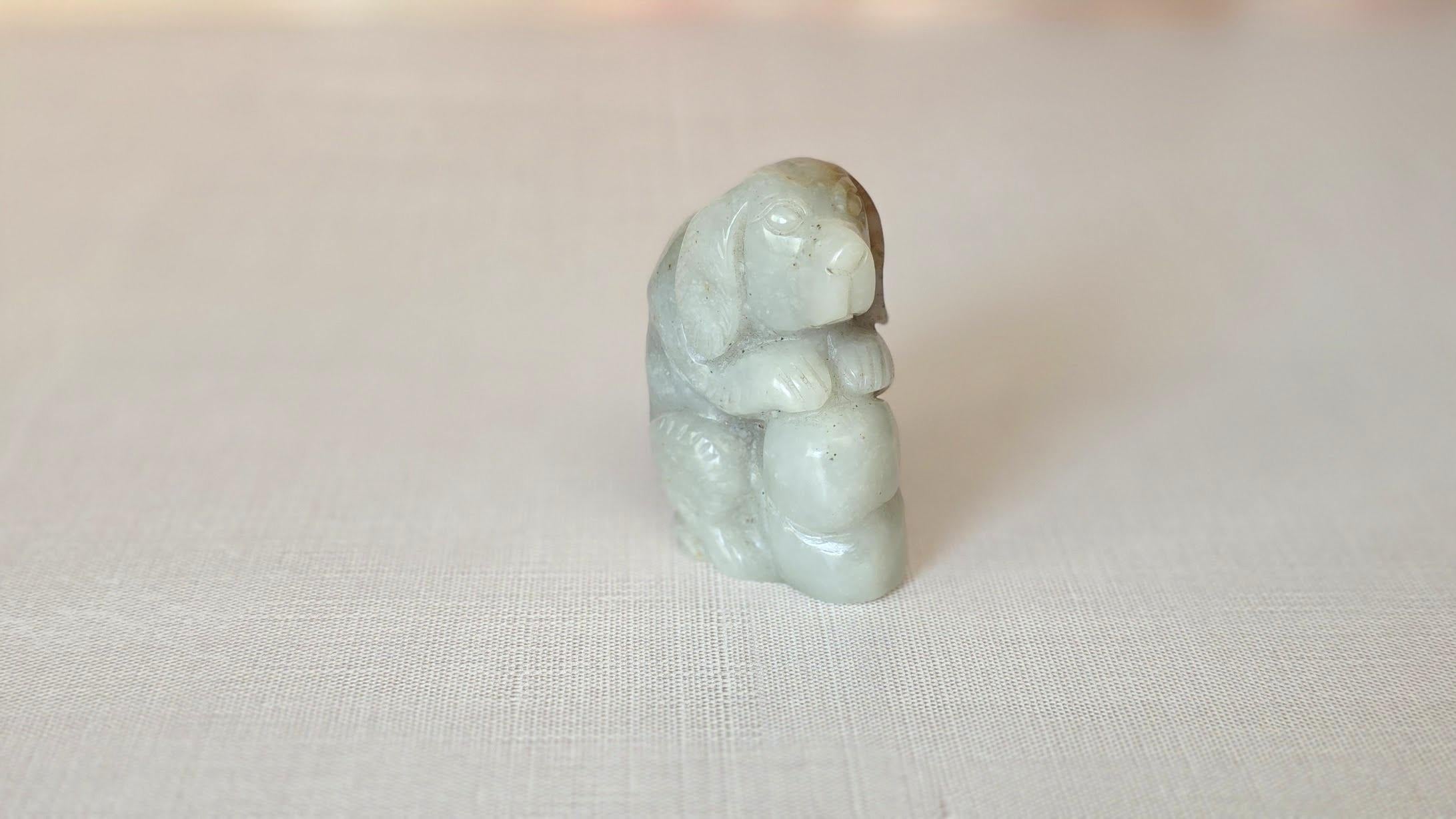 Antike Nephrit-Jade-Hund-Figur Grau-Grün mit rostroten Highlights im Angebot 2