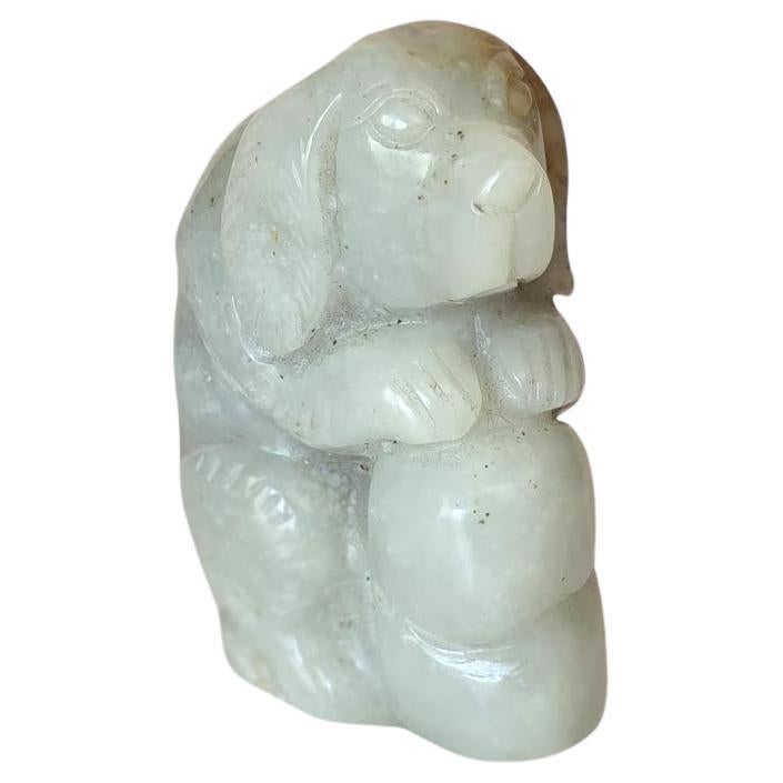 Antike Nephrit-Jade-Hund-Figur Grau-Grün mit rostroten Highlights im Angebot