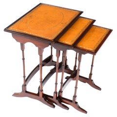 Ensemble de 3 tables anciennes de style antique des années 1920