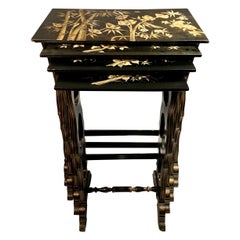 Antico nido di tavoli laccati in stile Chinoiserie