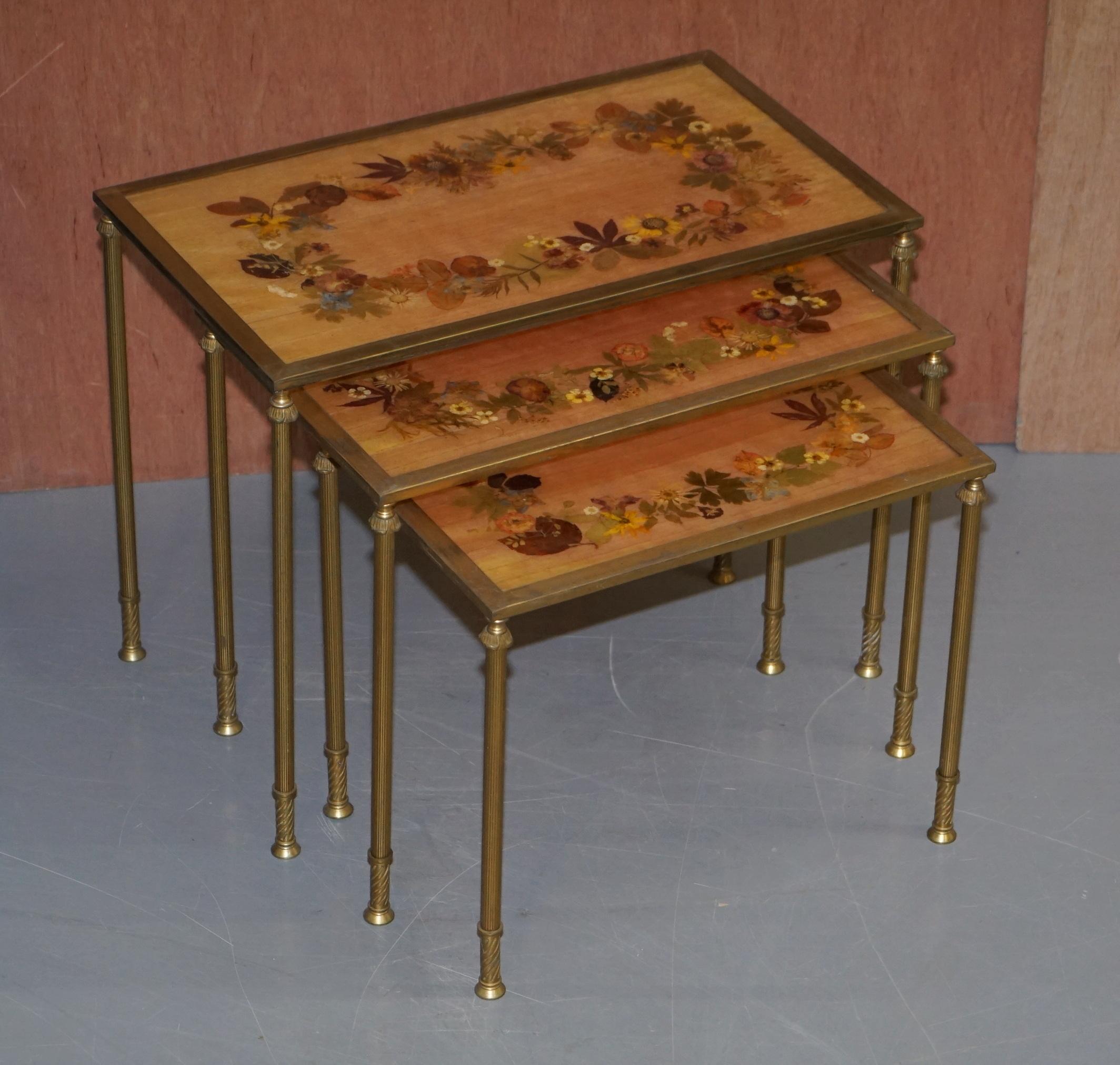 Nous sommes ravis d'offrir à la vente ce rare et collectionnable nid de trois tables de fleurs pressées françaises avec des cadres bronzés.

Je n'ai jamais vu de tables comme celle-ci, elles ont les plus beaux plateaux de fleurs pressées qui ont