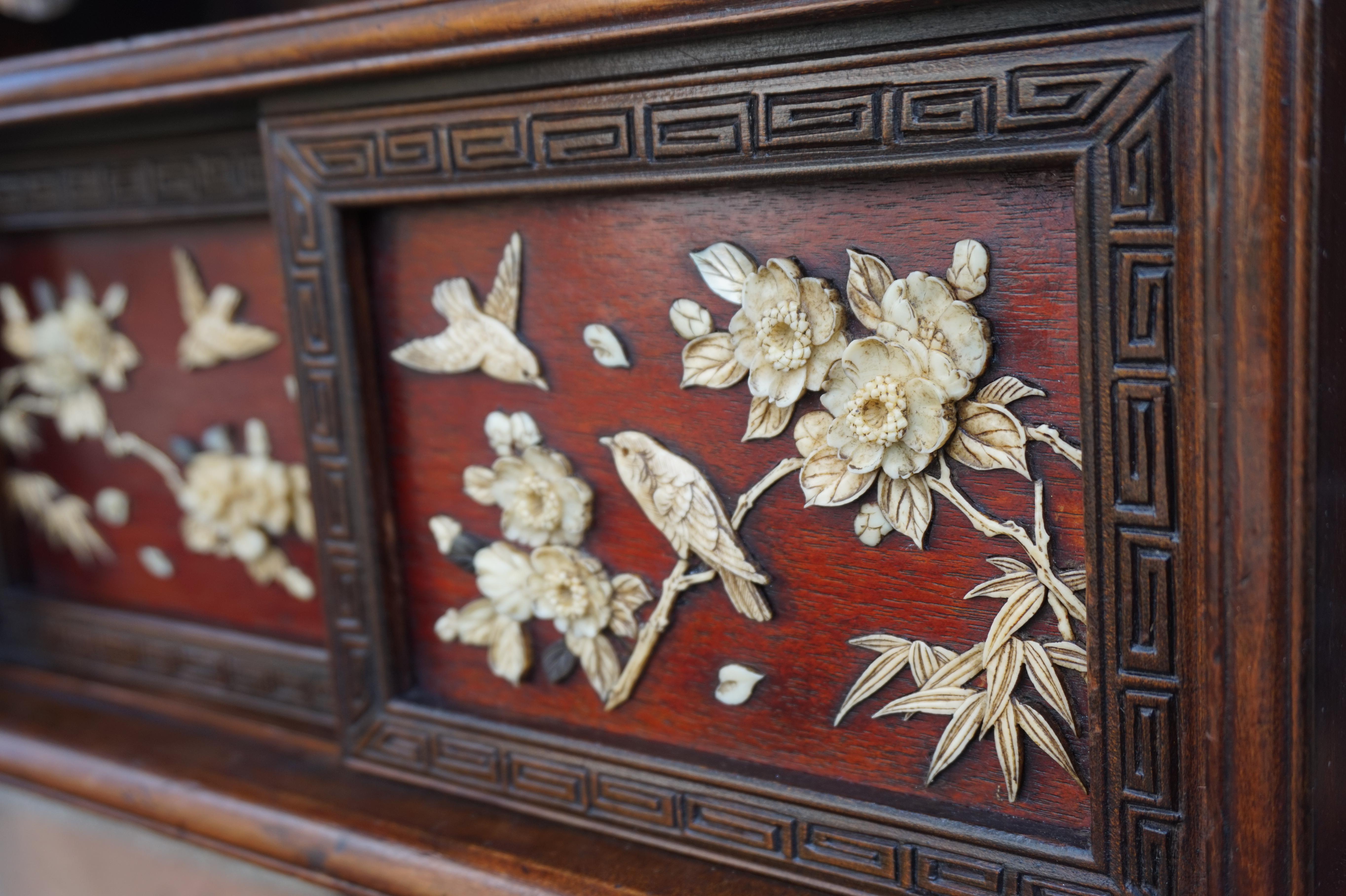 Antiker Netsuke-Wandschrank mit Handgeschnitzte Intarsien mit Vogel- und Blumenmotiven (Chinoiserie) im Angebot