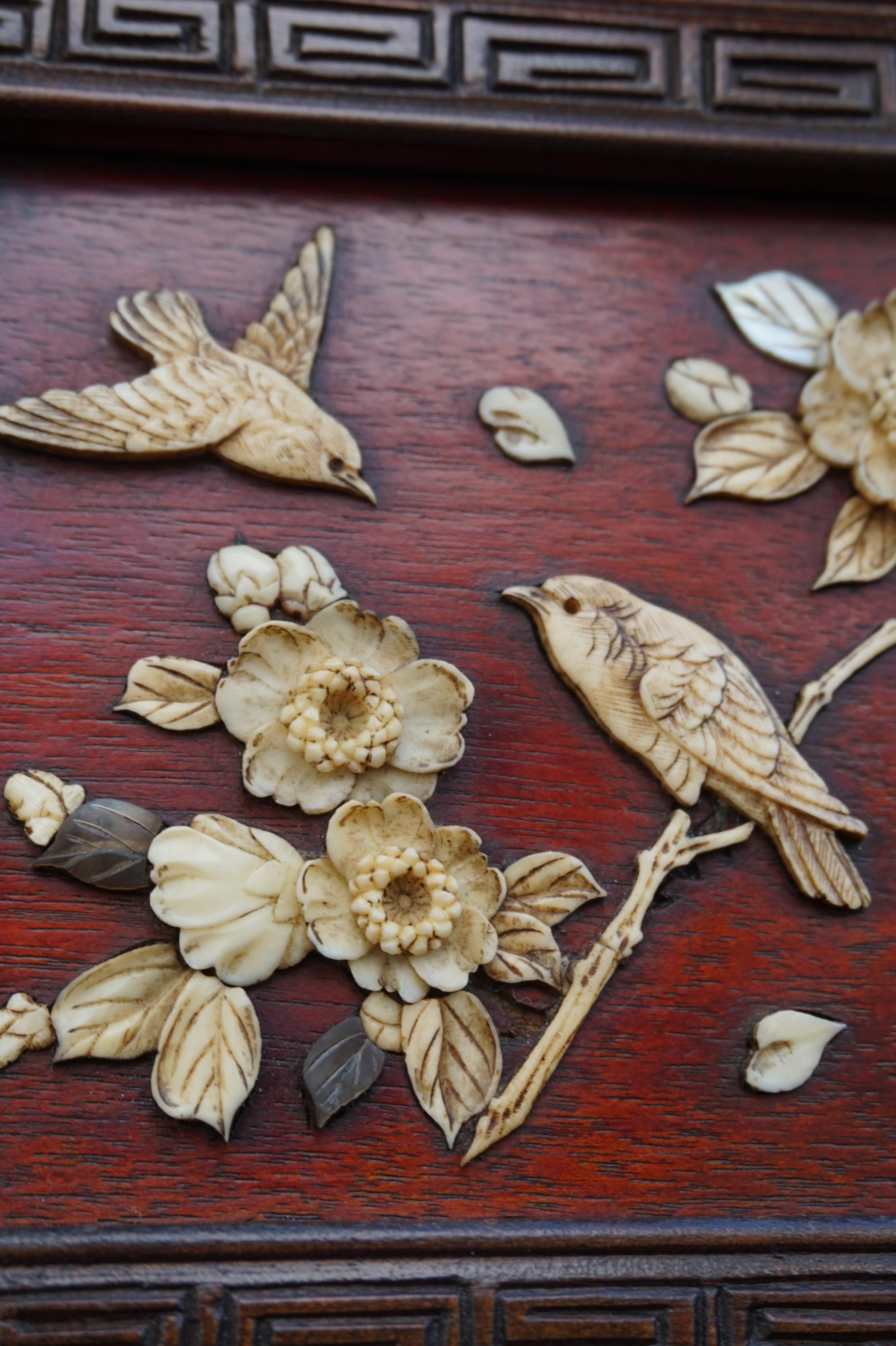 Antiker Netsuke-Wandschrank mit Handgeschnitzte Intarsien mit Vogel- und Blumenmotiven im Zustand „Gut“ im Angebot in Lisse, NL