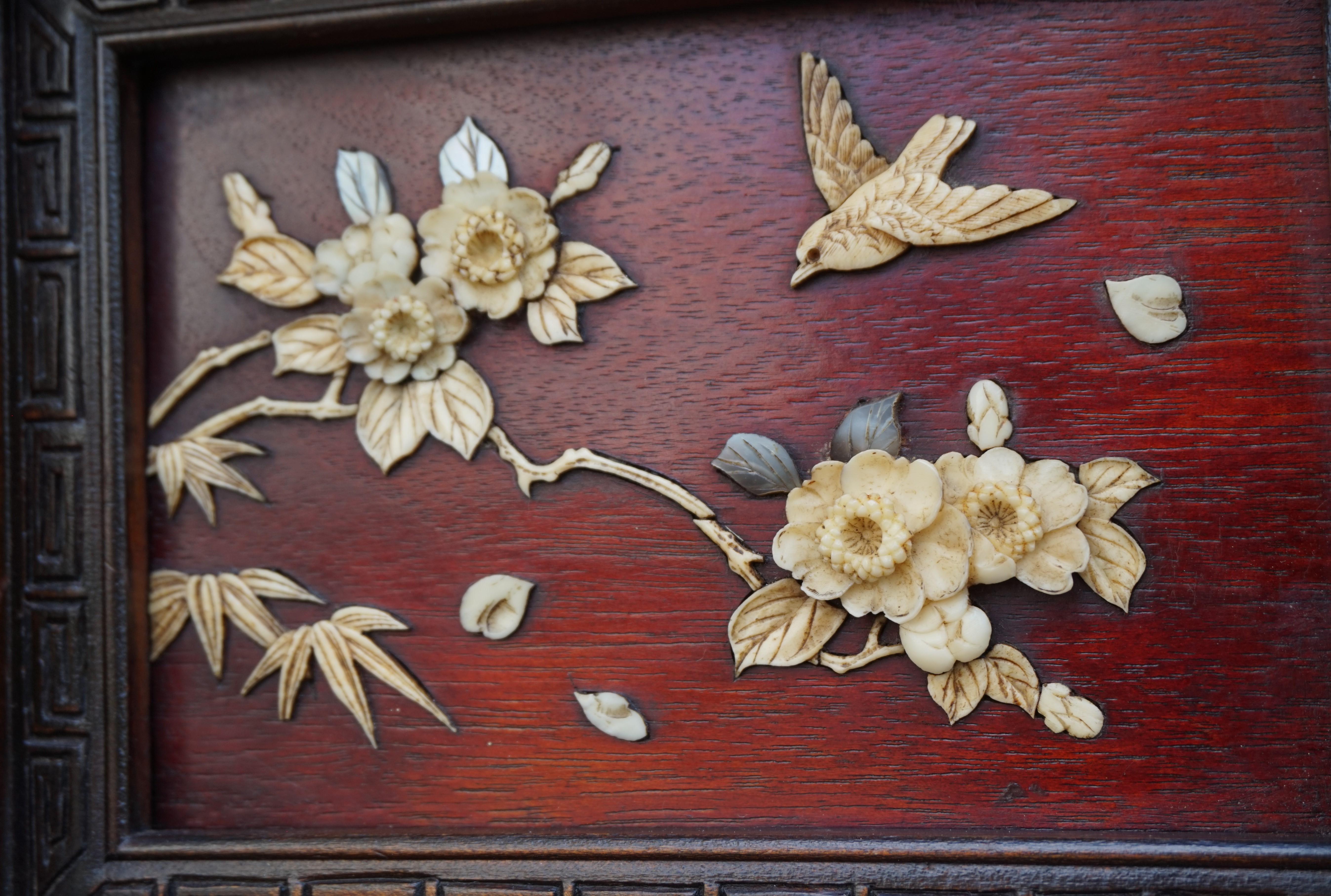 Antiker Netsuke-Wandschrank mit Handgeschnitzte Intarsien mit Vogel- und Blumenmotiven (20. Jahrhundert) im Angebot