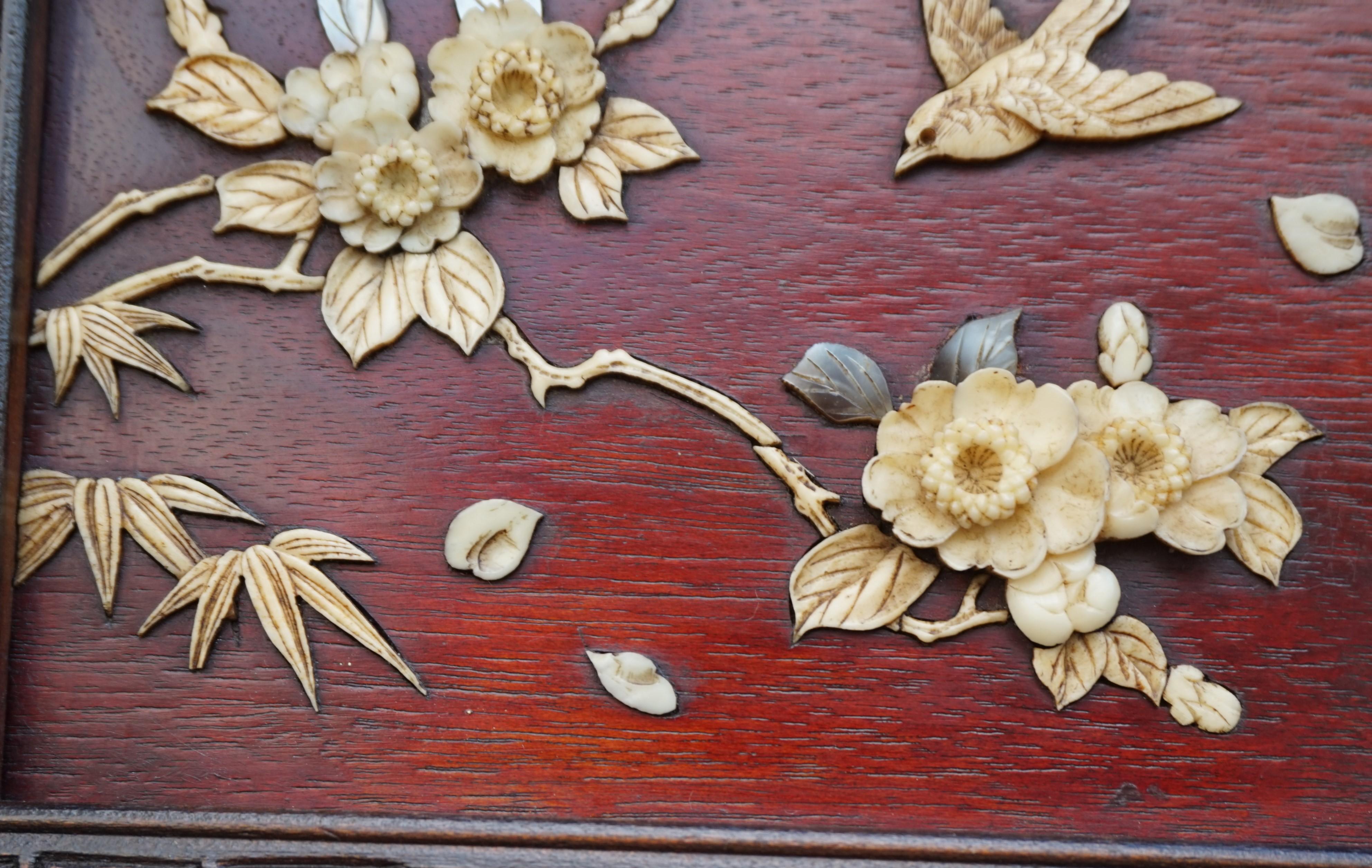 Antiker Netsuke-Wandschrank mit Handgeschnitzte Intarsien mit Vogel- und Blumenmotiven (Holz) im Angebot