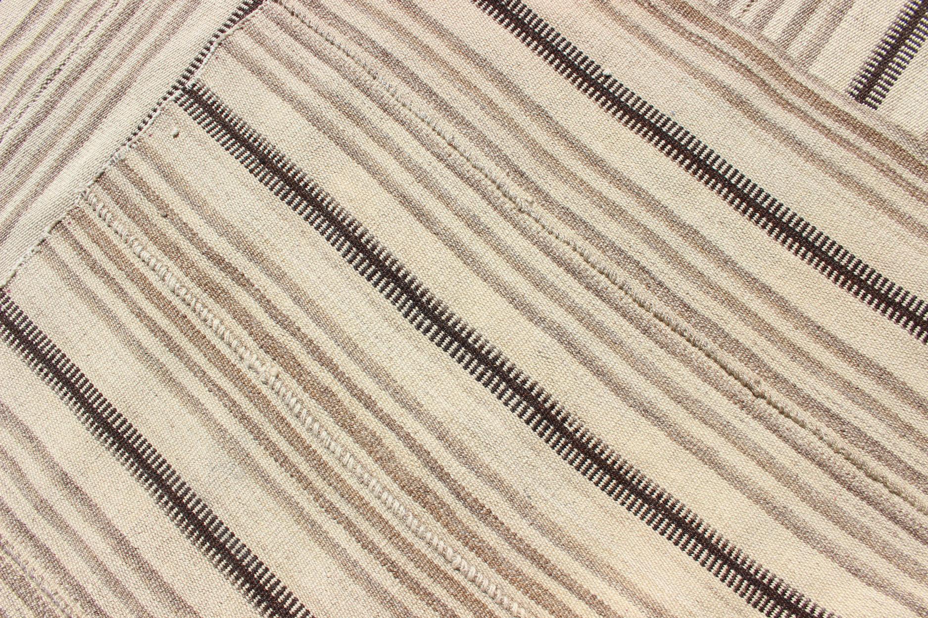 Antiker, neutral getäfelter, flachgewebter Kelim in Creme- und Brauntönen, antik im Angebot 4