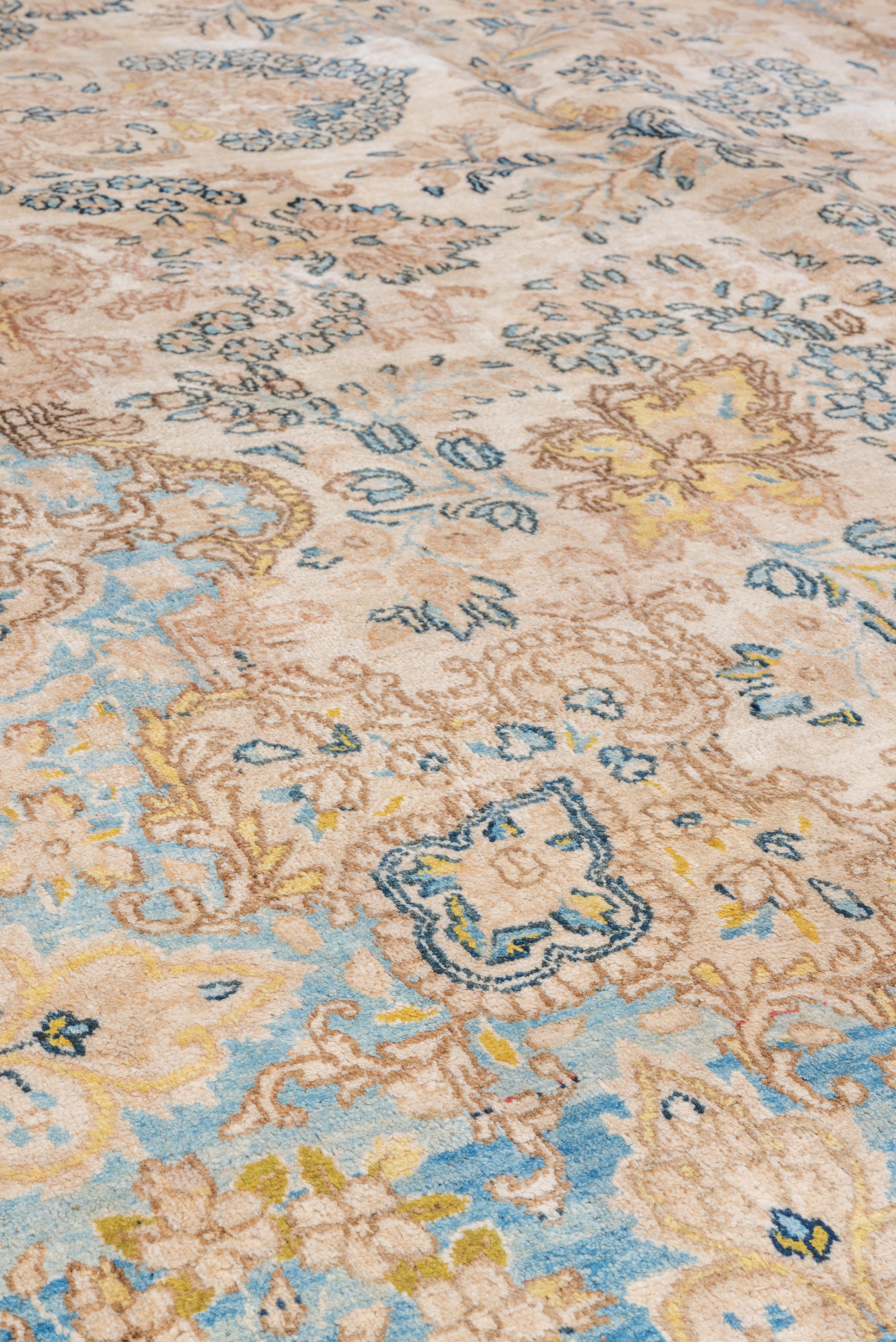 Antiker neutraler persischer Kerman-Teppich mit hellblauen und gelben Farbtönen (Kirman)
