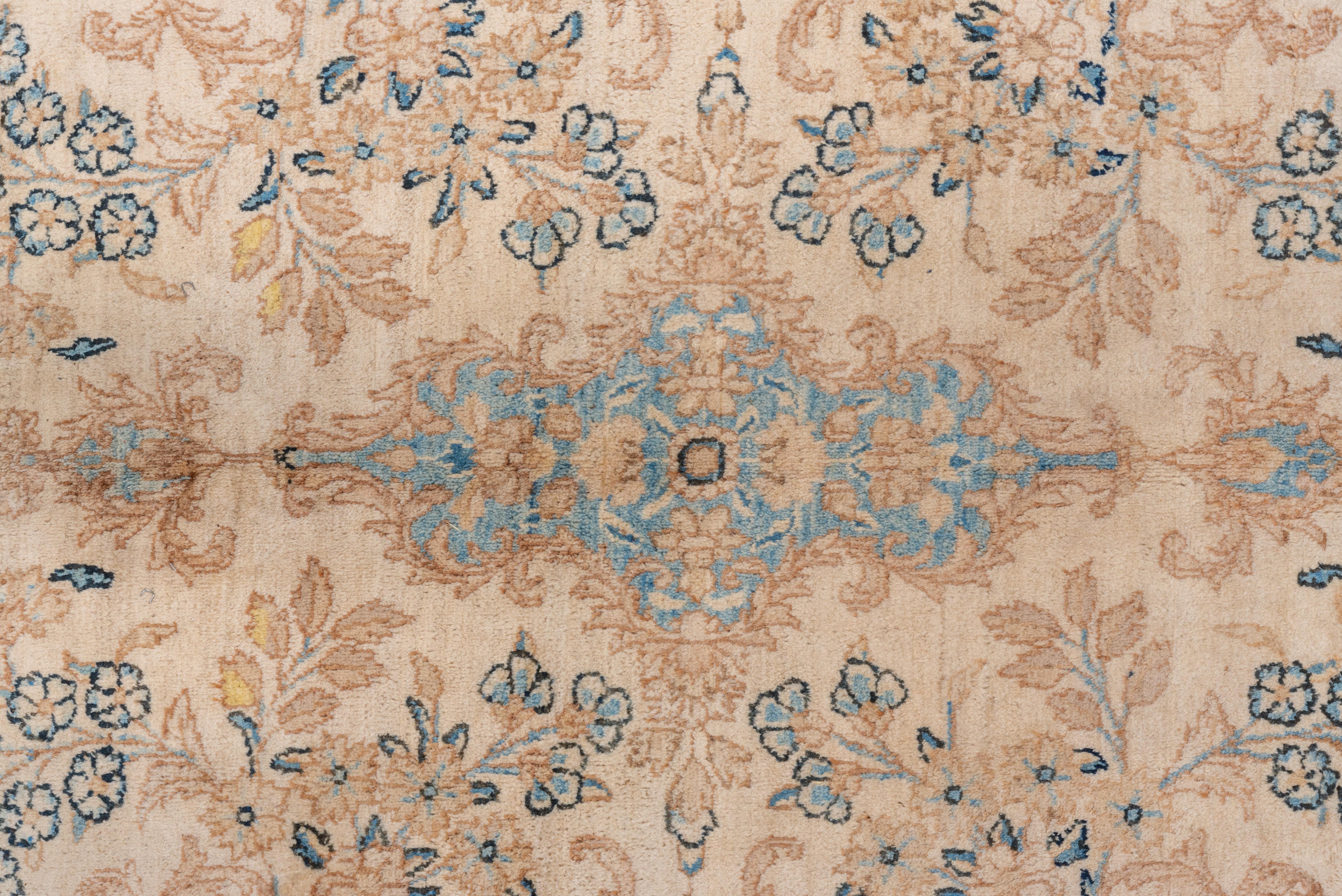 Antiker neutraler persischer Kerman-Teppich mit hellblauen und gelben Farbtönen (Handgeknüpft)