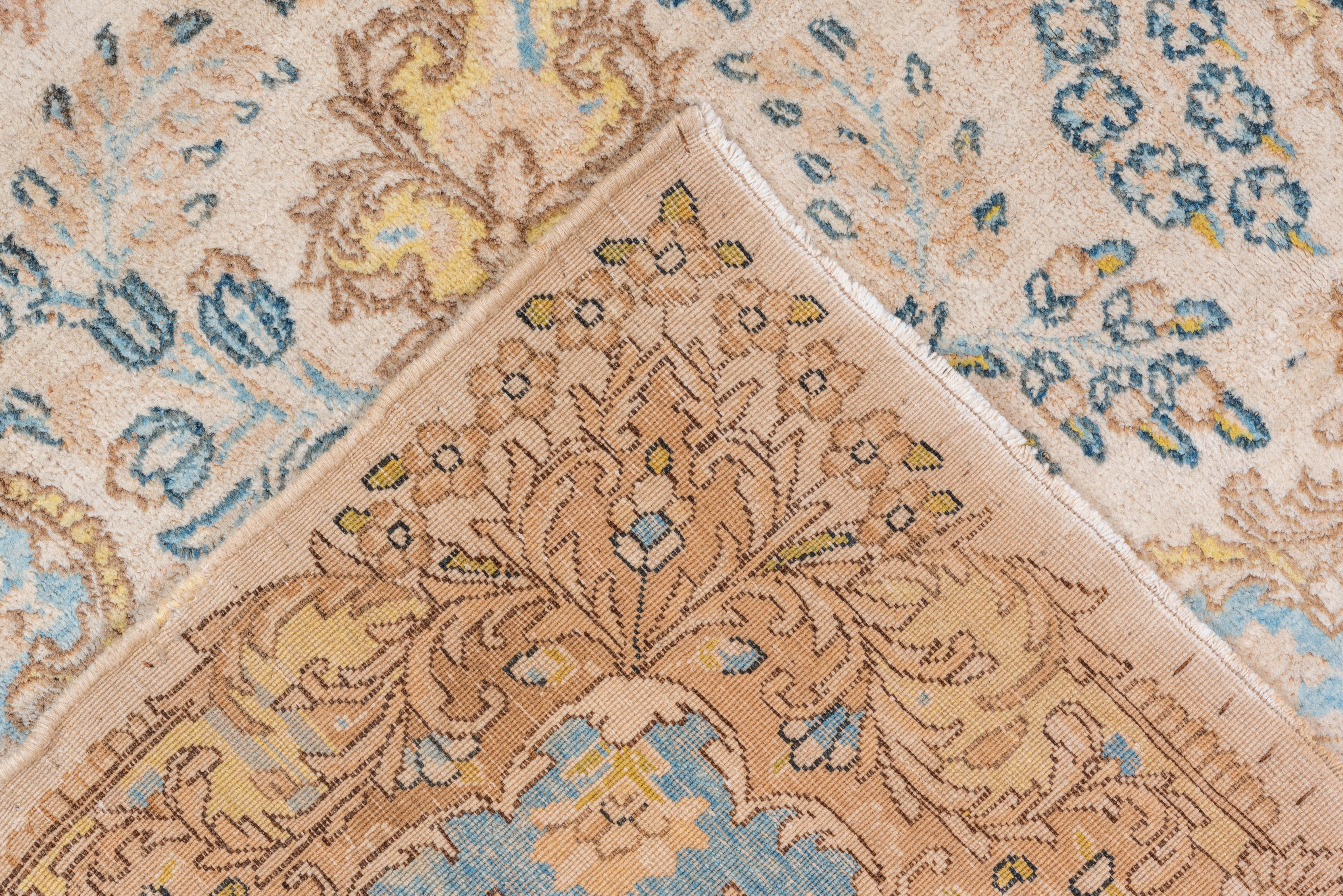 Antiker neutraler persischer Kerman-Teppich mit hellblauen und gelben Farbtönen (Wolle)