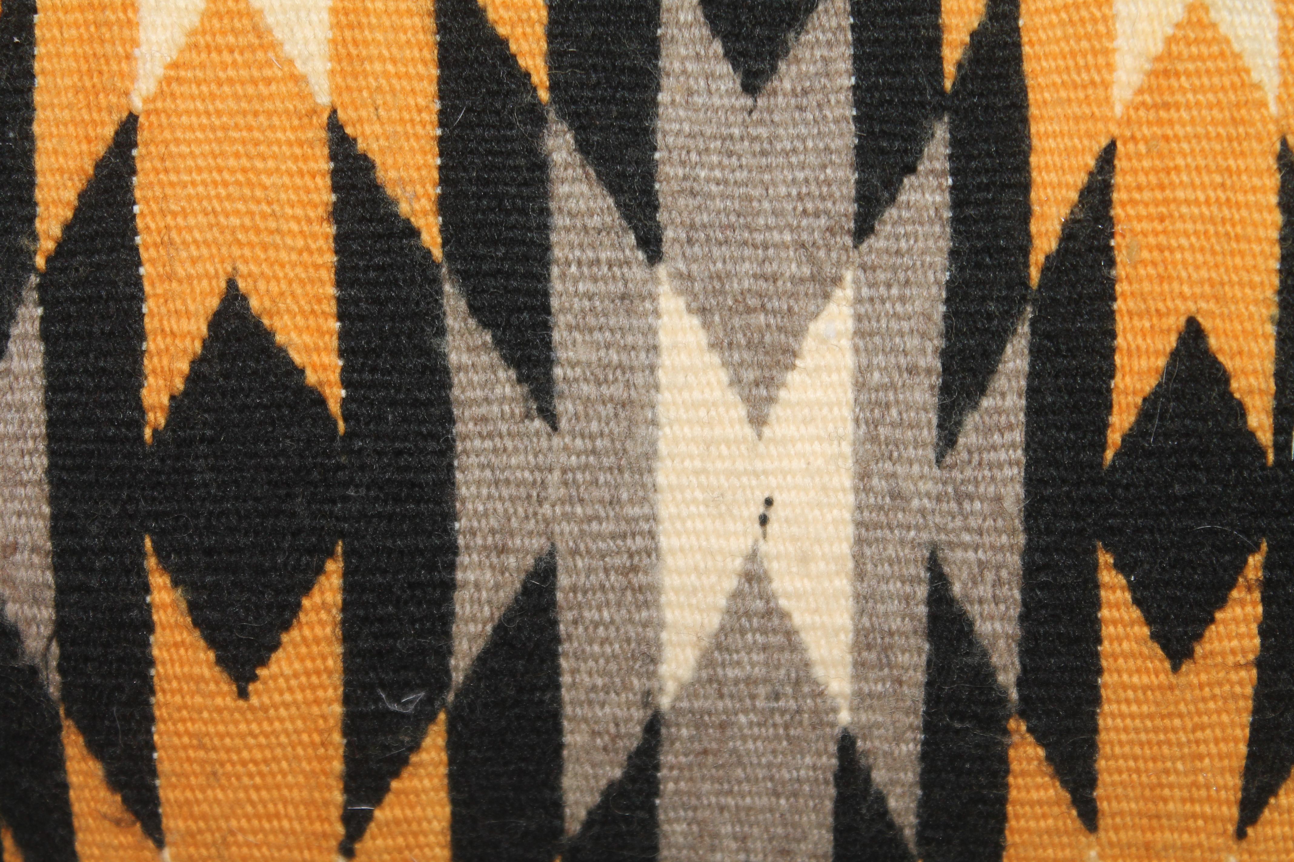Oreiller ancien en tissage de motifs géométriques Nevajo fait sur mesure.
Insert en plumes et duvet neufs.
