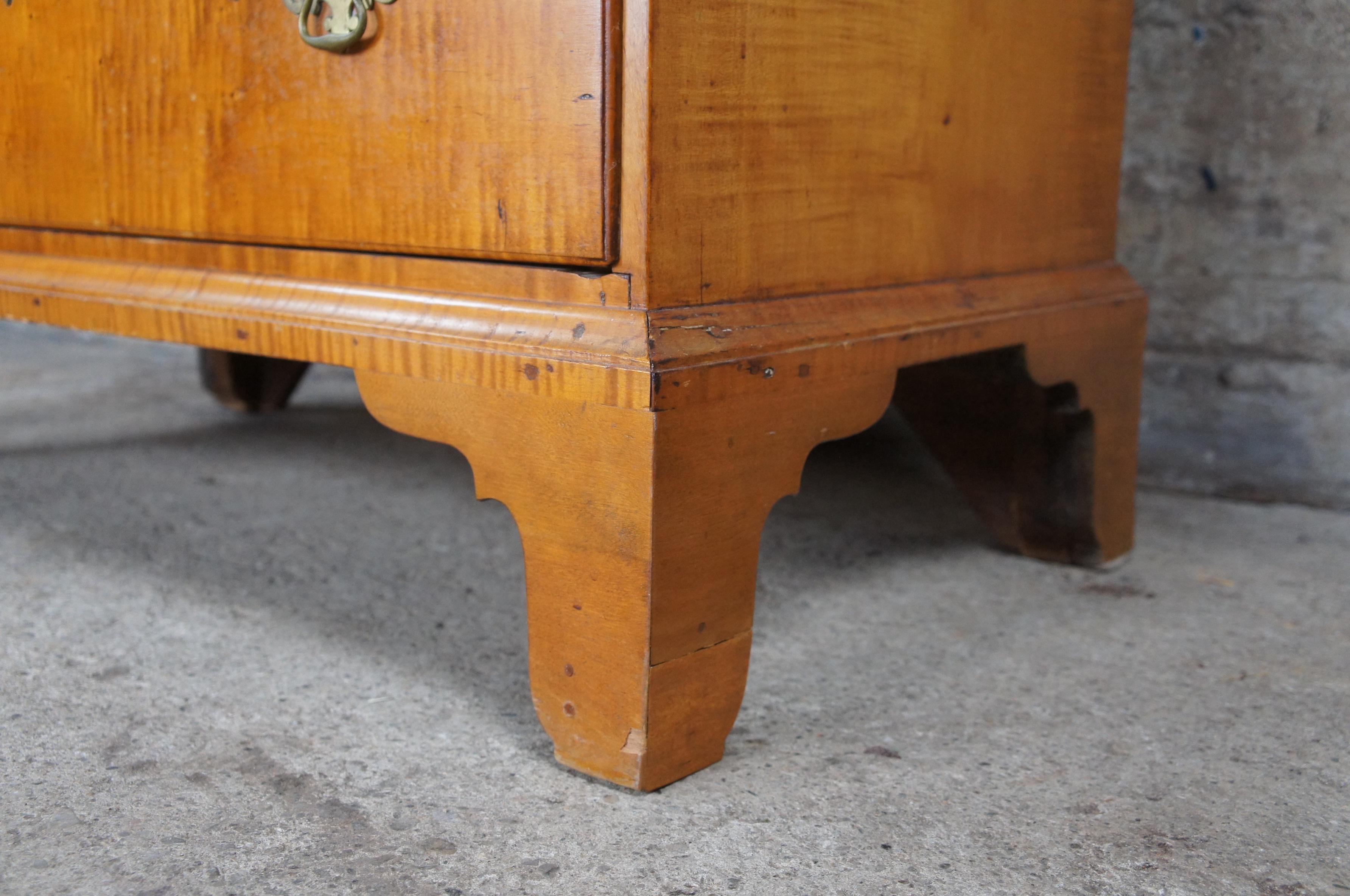 Ancien bureau secrétaire Chippendale en érable madré de la Nouvelle-Angleterre en vente 5